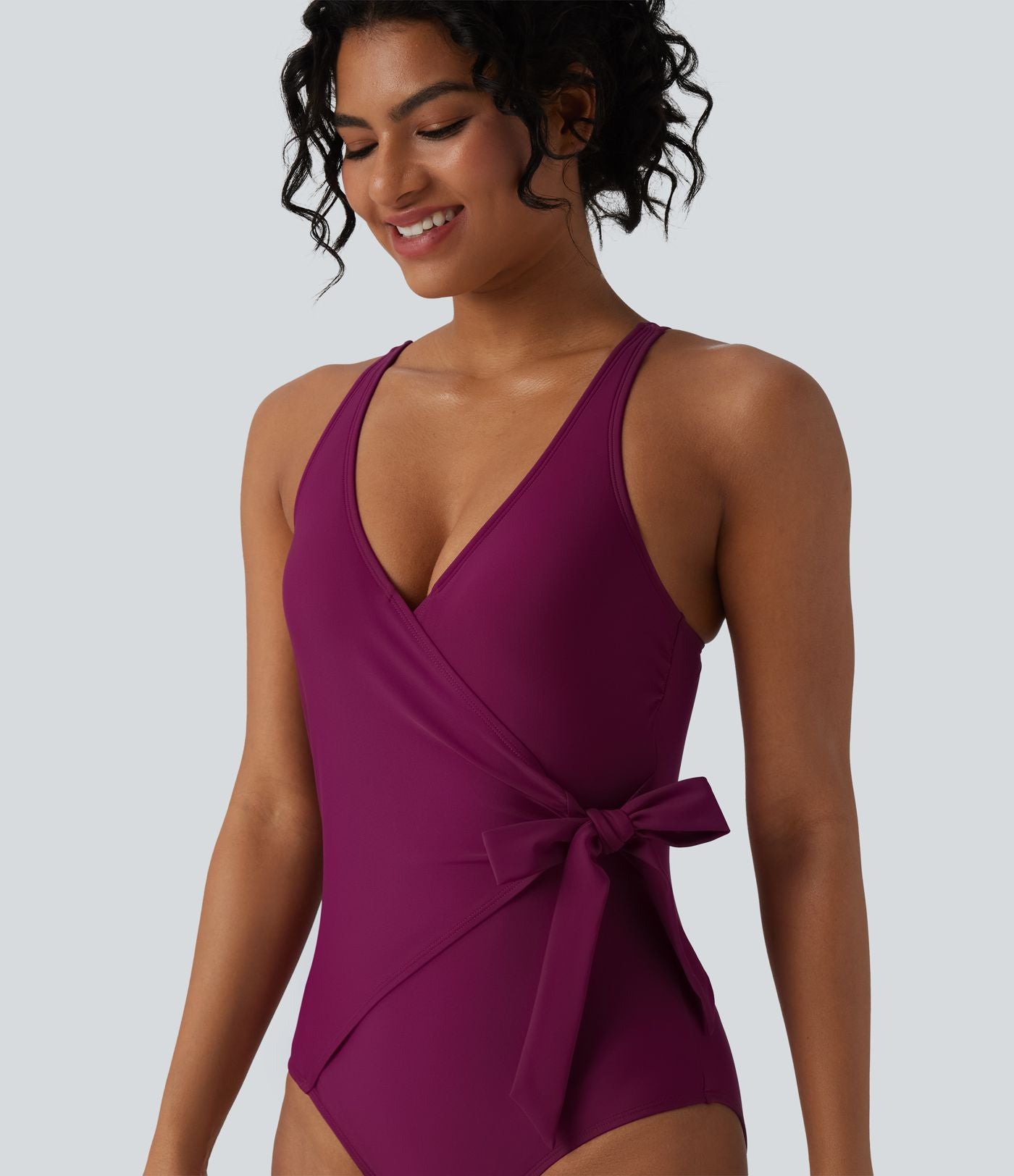 Maillot de bain une pièce gainant col V avec brassière intégrée et liens latéraux