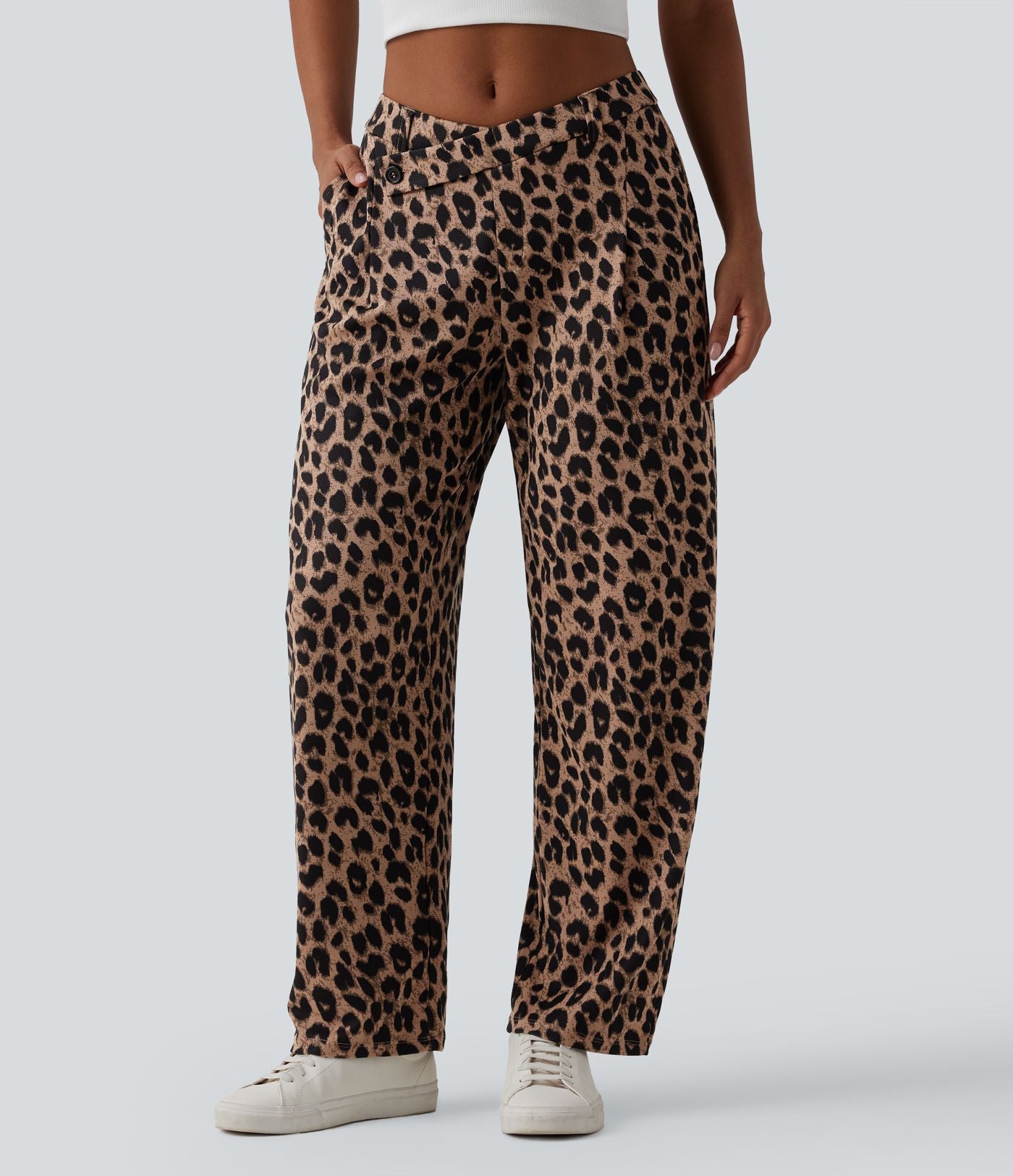 Pantalon tailleur fuselé asymétrique taille mi-haute gaufré imprimé léopard avec poches
