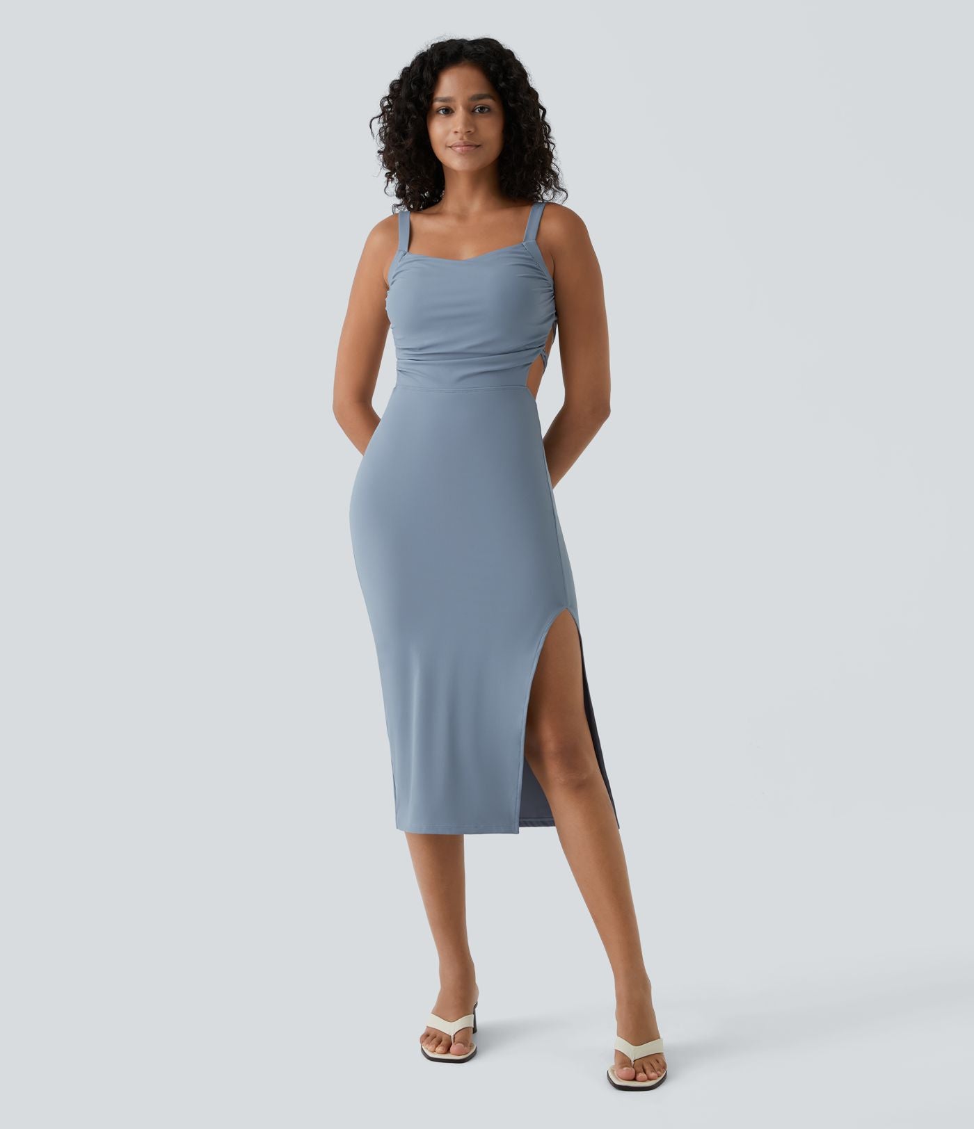 Robe midi laquée fendue, brassière intégrée, dos nu croisé