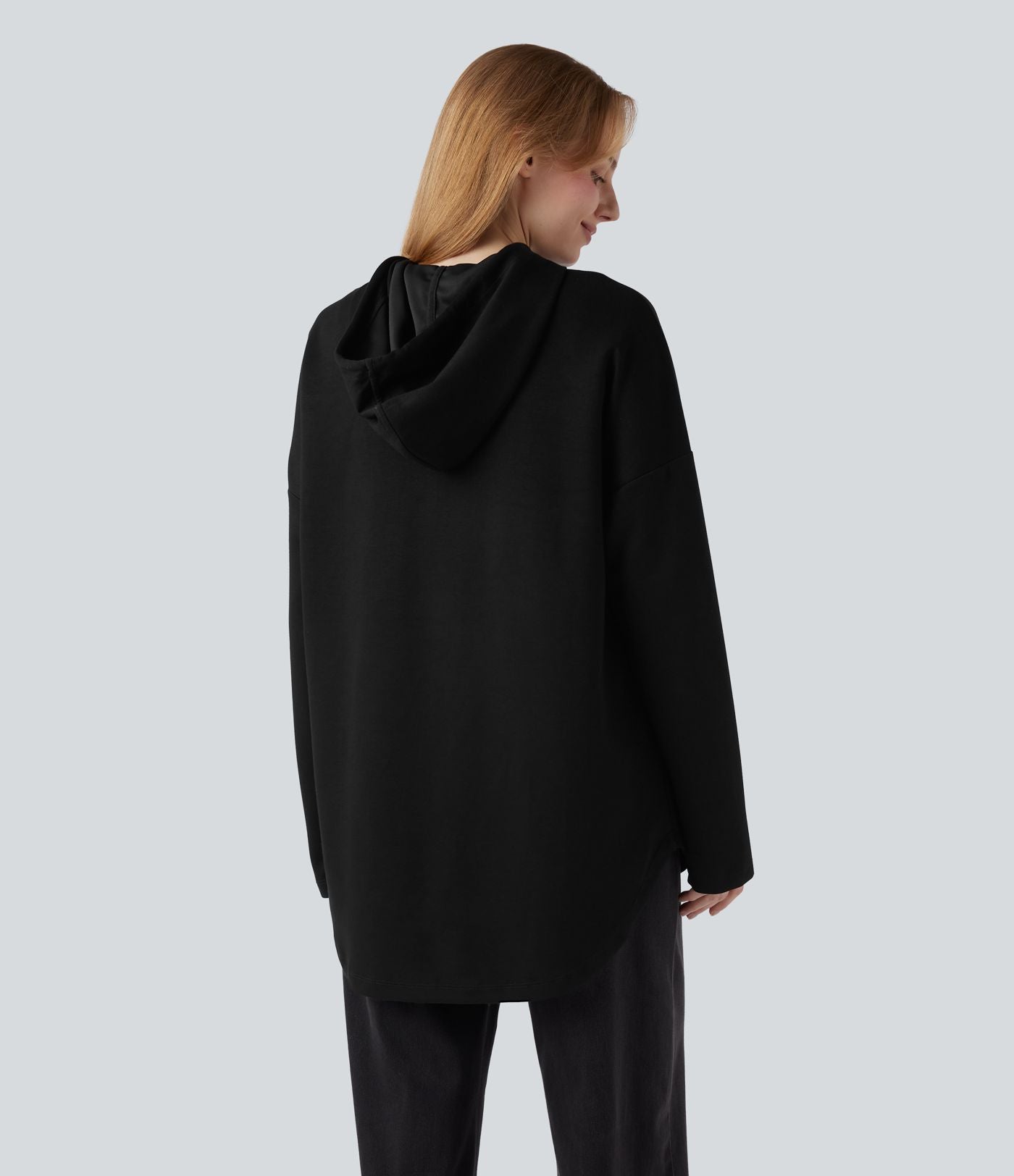 Sweat-shirt à capuche avec cordon de serrage à manches longues et ourlet arrondi avec poche