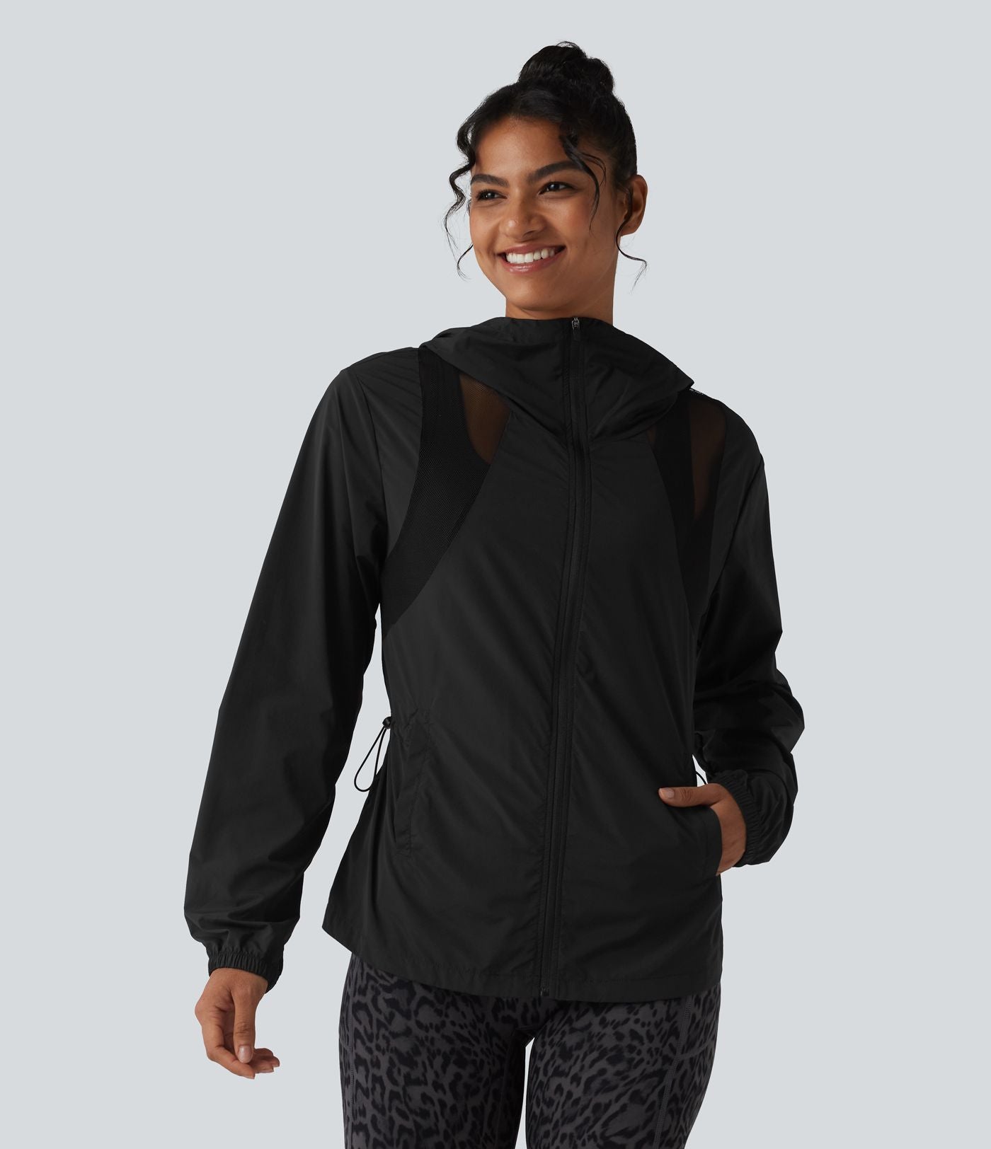 Veste de sport à capuche avec mesh contrasté, cordon de serrage et poches