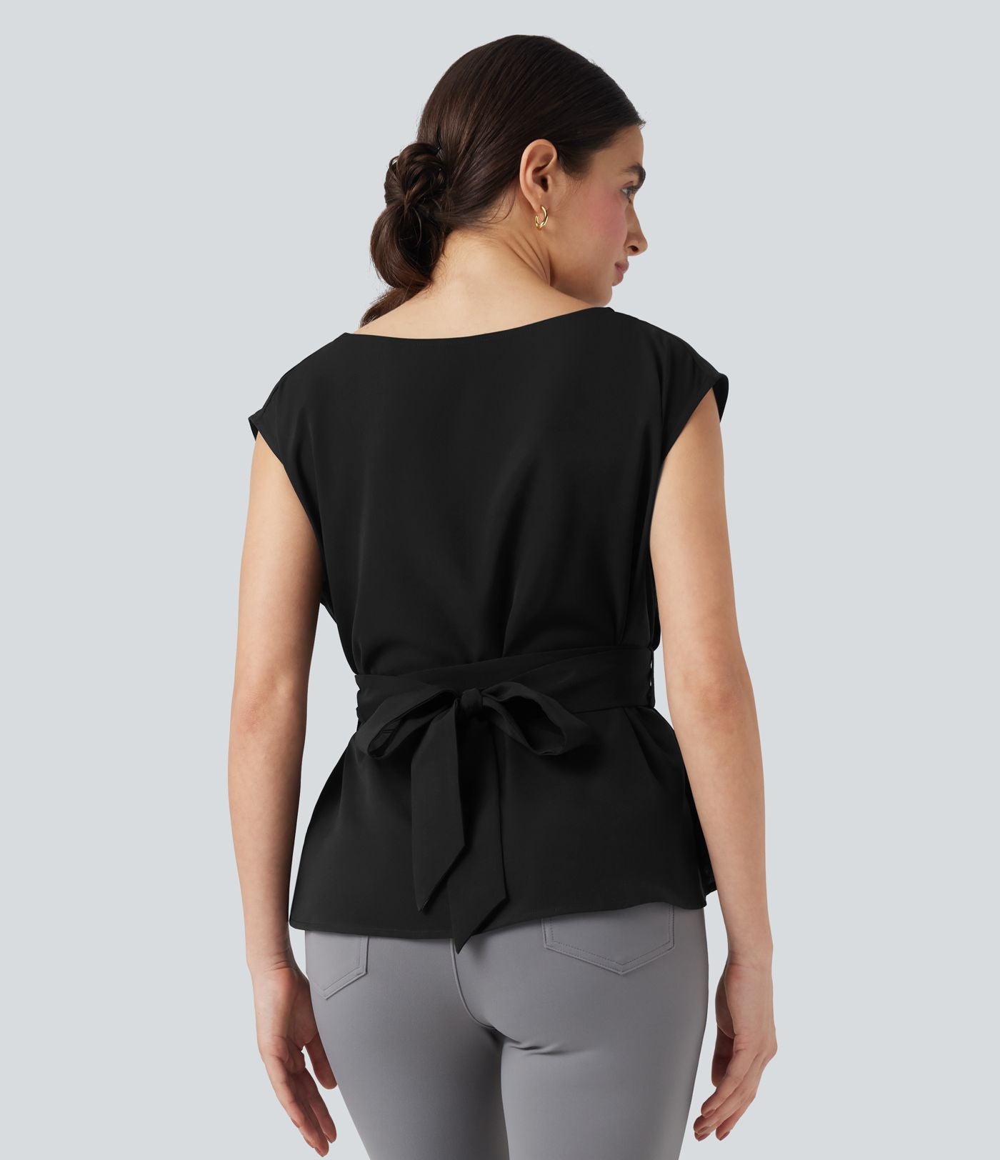 Blouse esprit bureau défroissage facile sans manches, encolure bateau et lien au dos