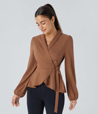 Blouse de travail à col châle, effet cache-cœur, lien sur le côté et ourlet à volants