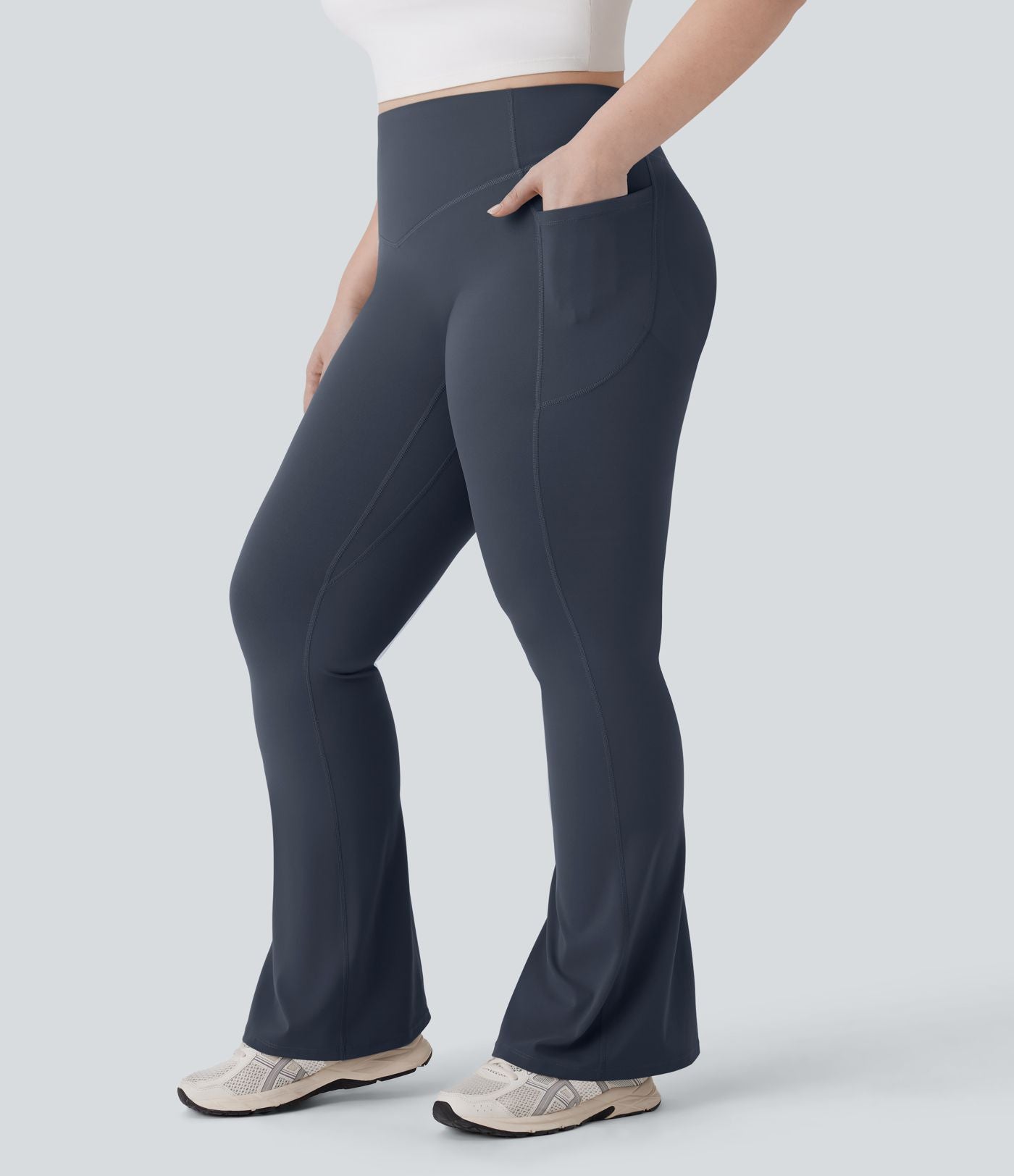 Pantalon de yoga à coupe bootcut gainant galbant taille haute grande taille avec effet scrunch et poches Halara UltraSculpt™