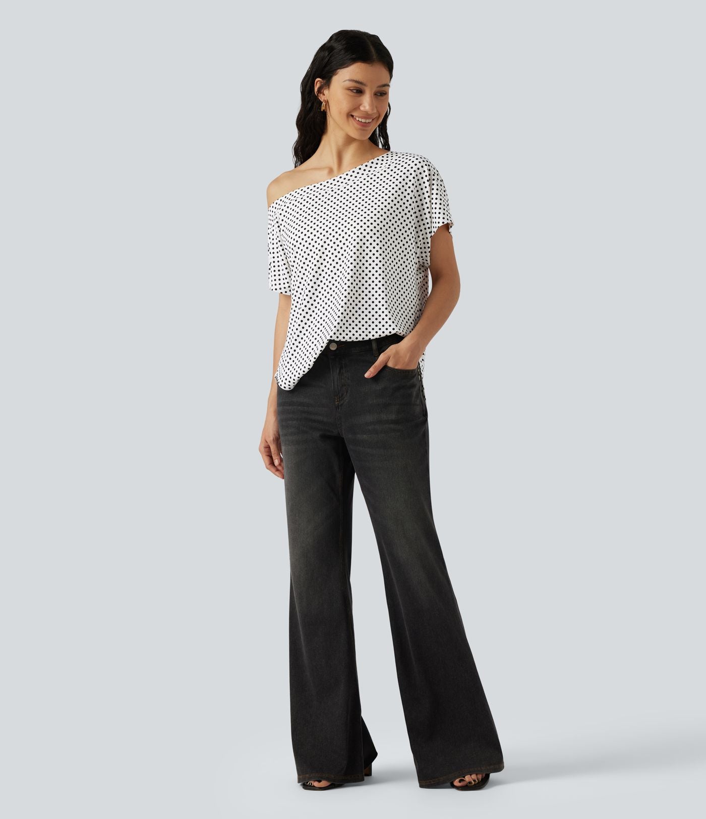 Top casual à pois épaule dénudée à manches courtes avec ourlet incurvé asymétrique et brassière intégrée