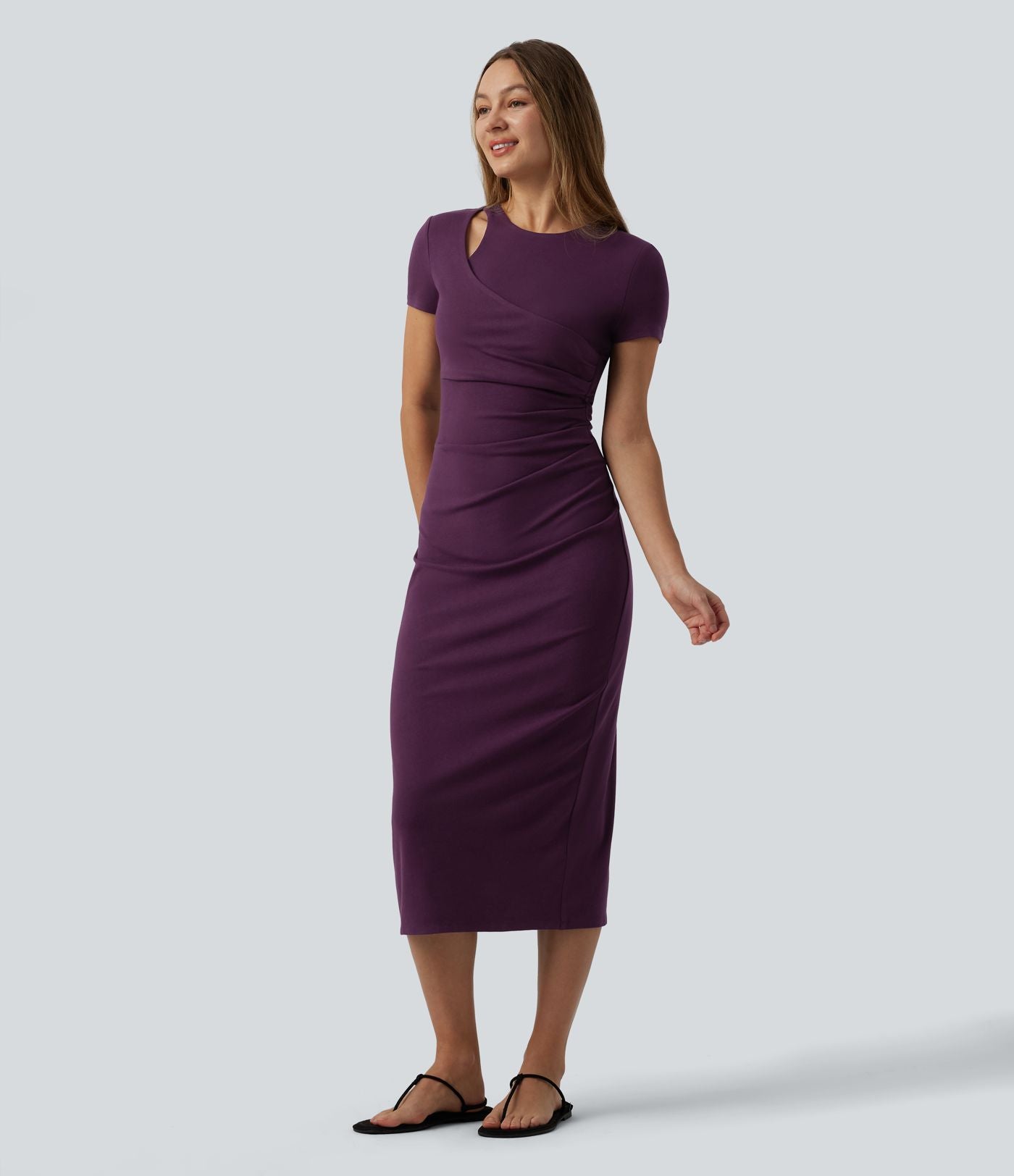 Robe midi col rond manches courtes avec découpes et fronces