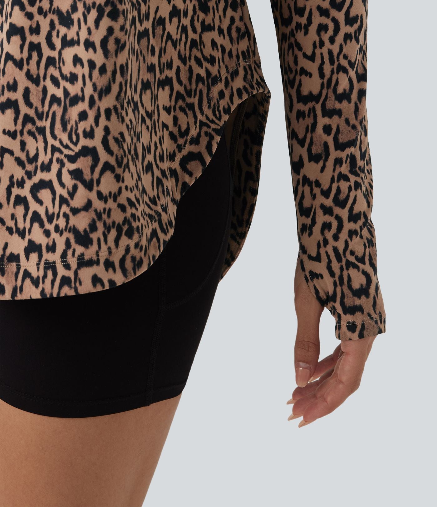 Haut de yoga asymétrique une épaule dénudée imprimé léopard manches longues avec passages pouces et ourlet arrondi SoftlyZero™ - UPF40+