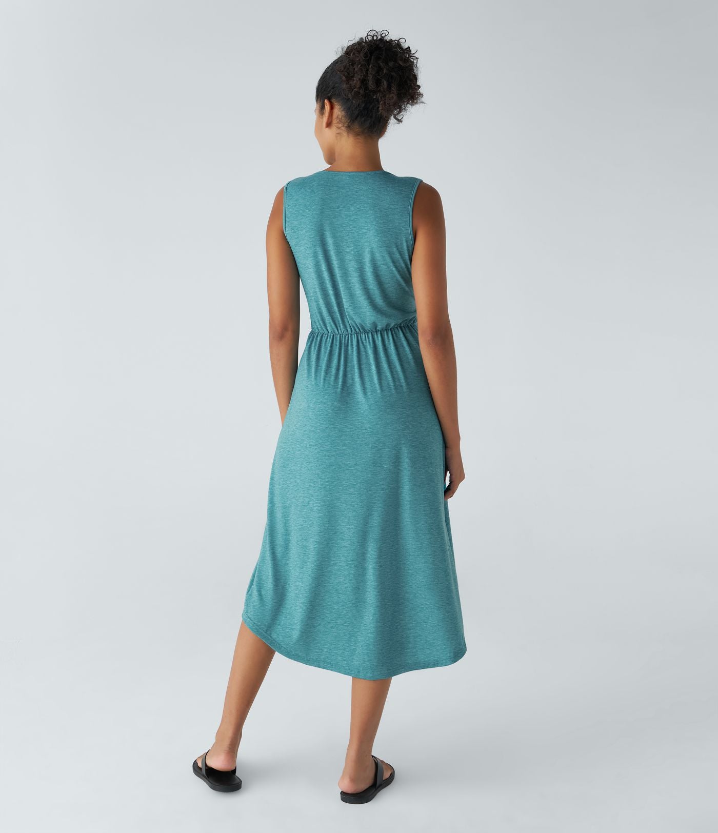Robe Mi-Longue Plissée Décolleté Plongeant Sans Manches Haut Bas Ourlet Croisé