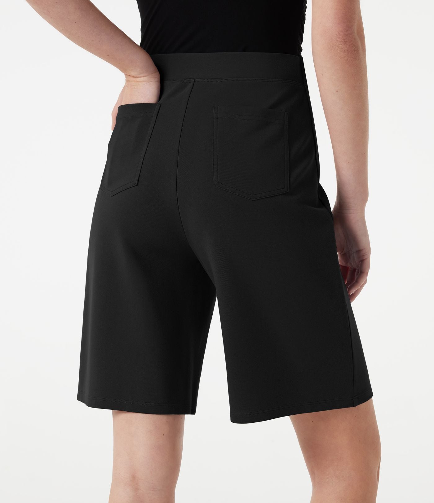 Short tailleur baggy taille haute avec boutons décoratifs et poches