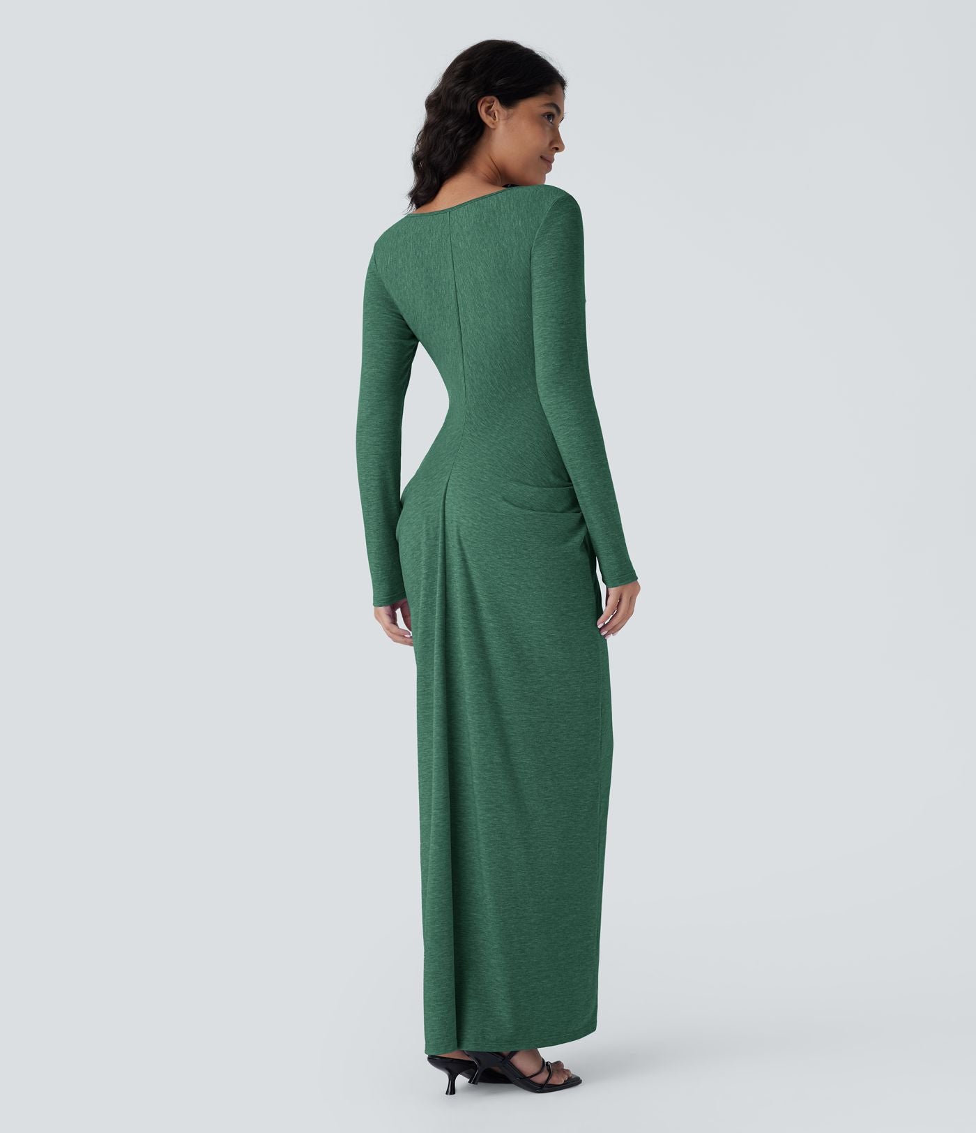 Robe longue froncée à manches longues et décolleté plongeant en V