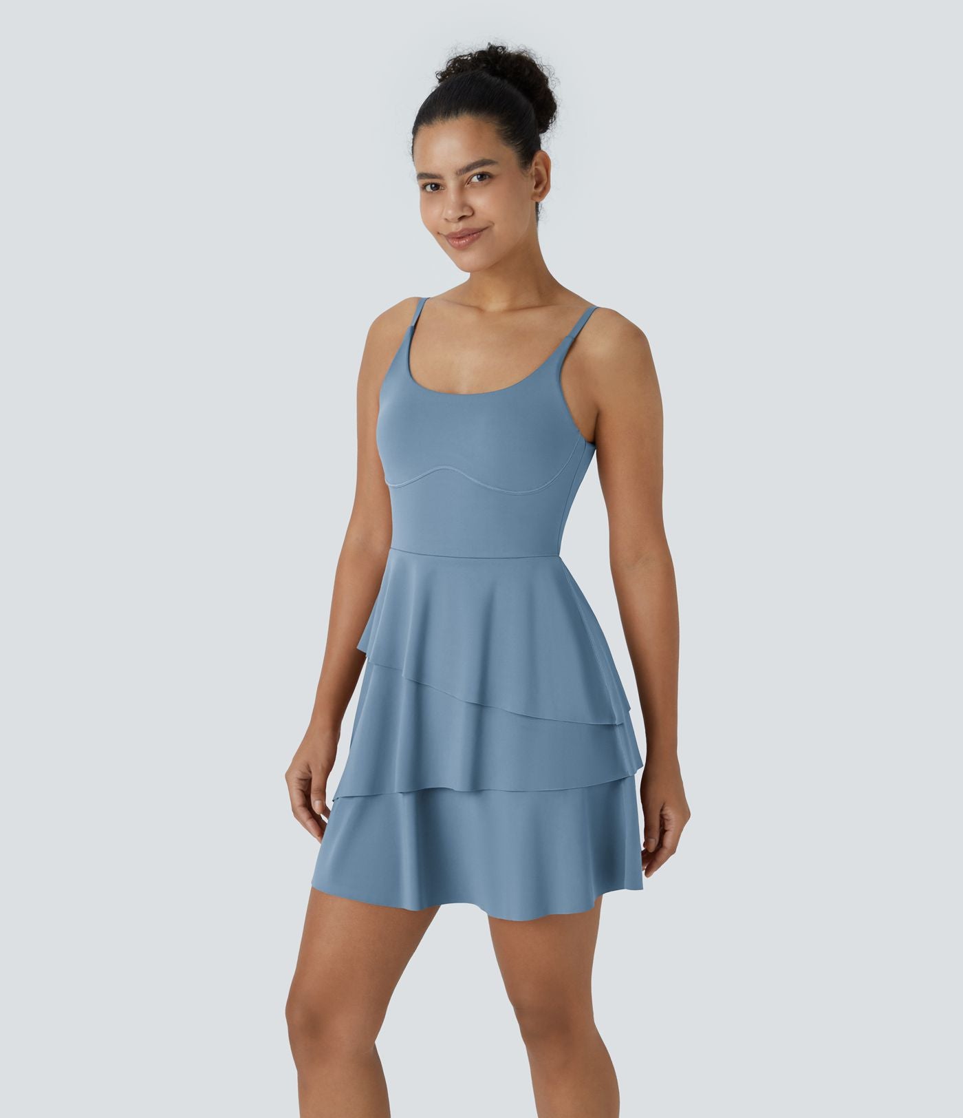 Robe de sport mini SoftlyZero™ Airy à effet frais InstantCool 2-en-1 avec volants superposés et dos nu avec poches