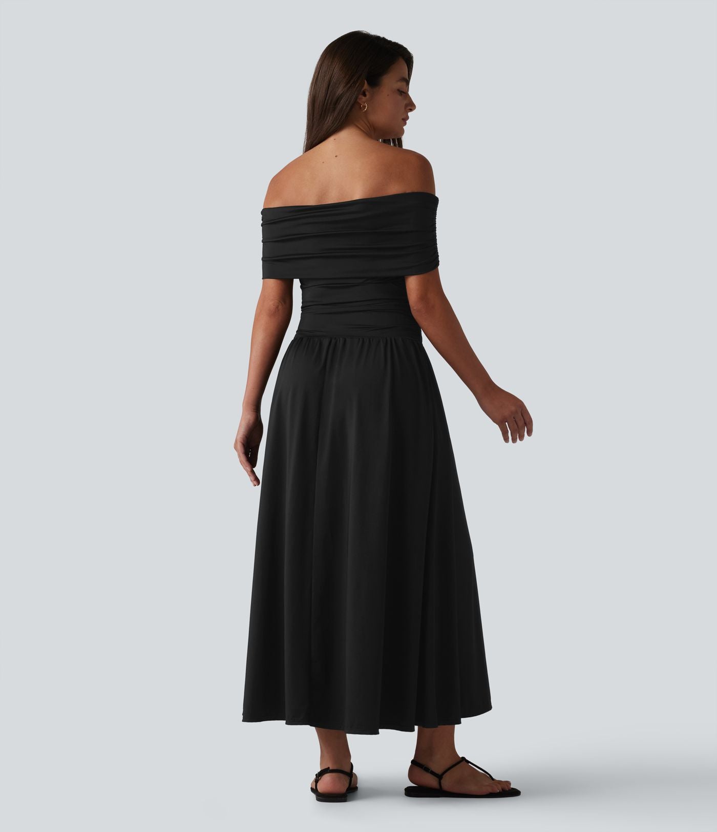 Robe casual maxi fluide gainante froncée à épaules dénudées avec brassière intégrée