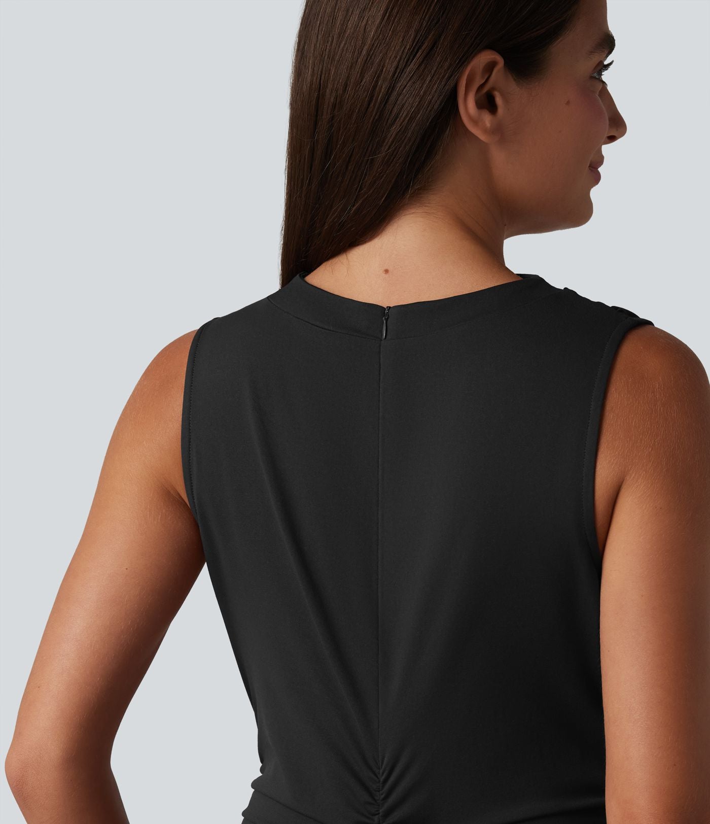 Robe décontractée moulante mi-longue col cheminée sans manches avec fermeture éclair invisible froncée et fente