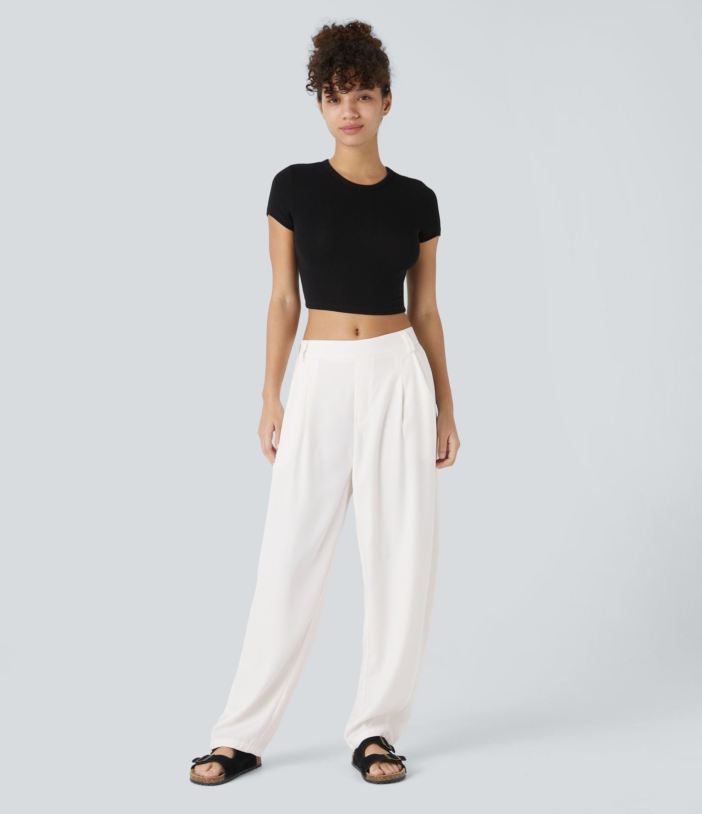 Pantalon tailleur ample, taille moyenne, coupe barrel, à poches