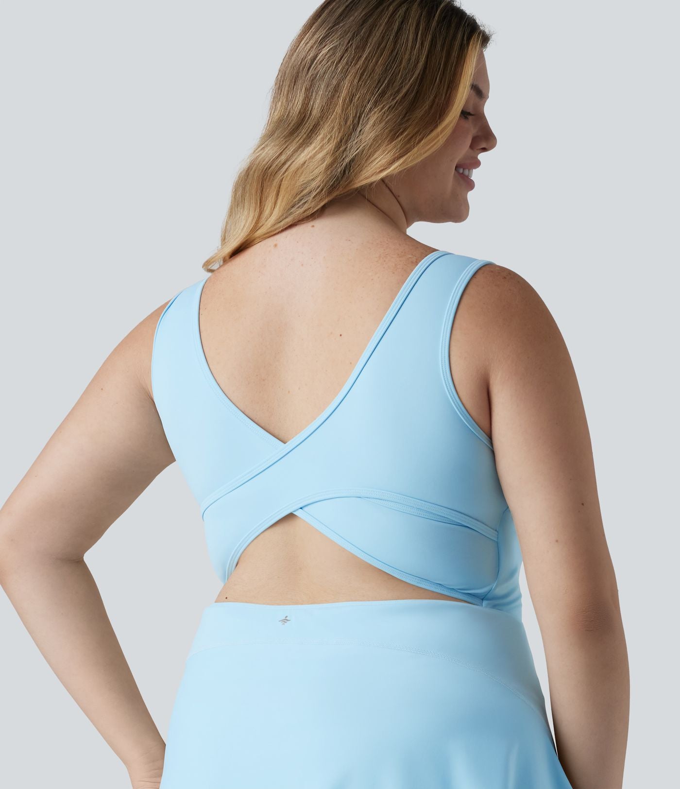 Robe de sport mini grande taille SoftlyZero™ Airy à col U avec brassière intégrée 2-en-1 effet frais InstantCool avec poches, accès facile Easy Peasy