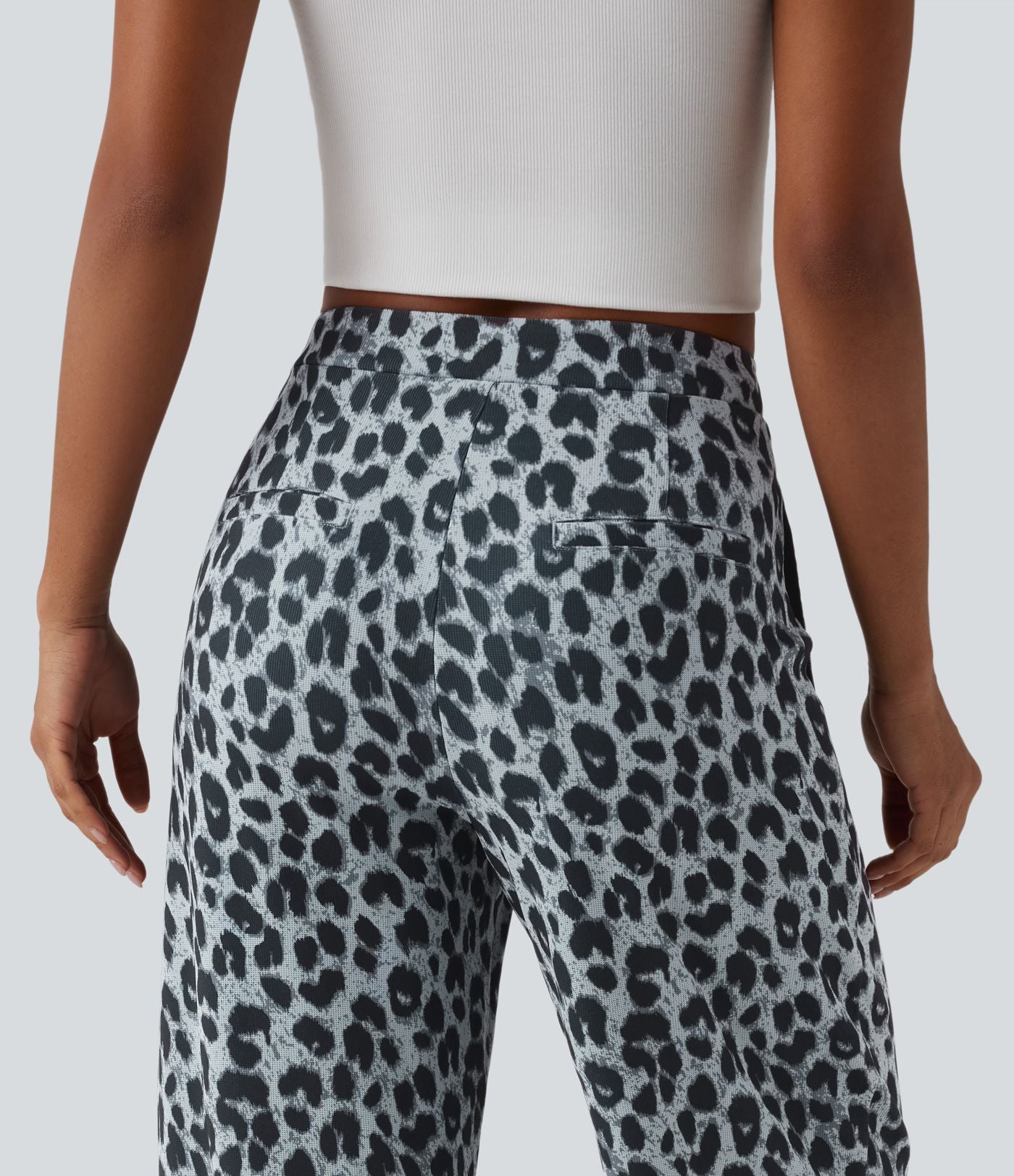 Pantalon tailleur fuselé asymétrique taille mi-haute gaufré imprimé léopard avec poches
