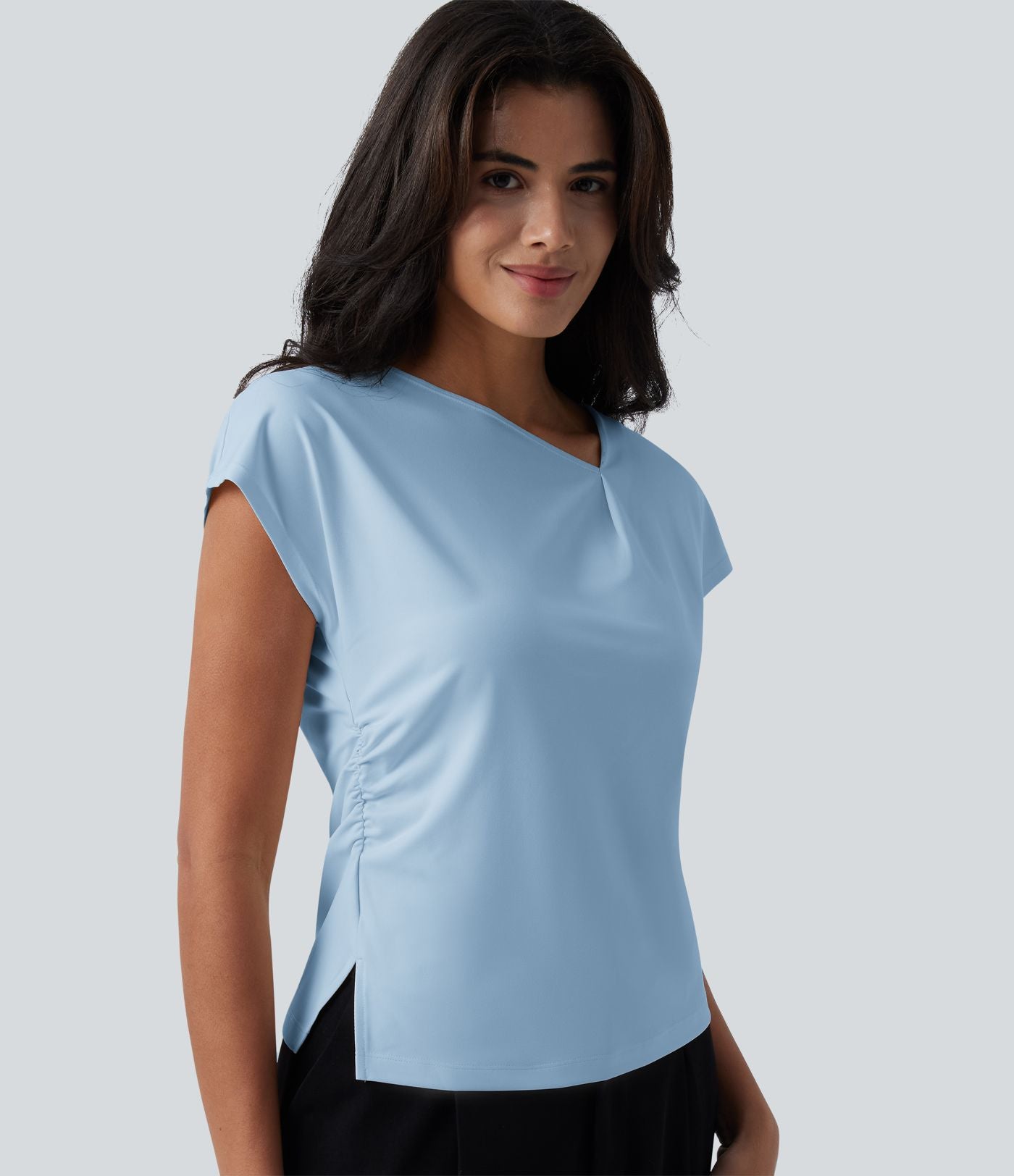 Blouse tailleur asymétrique col drapé manches courtes avec fronces et ourlet fendu