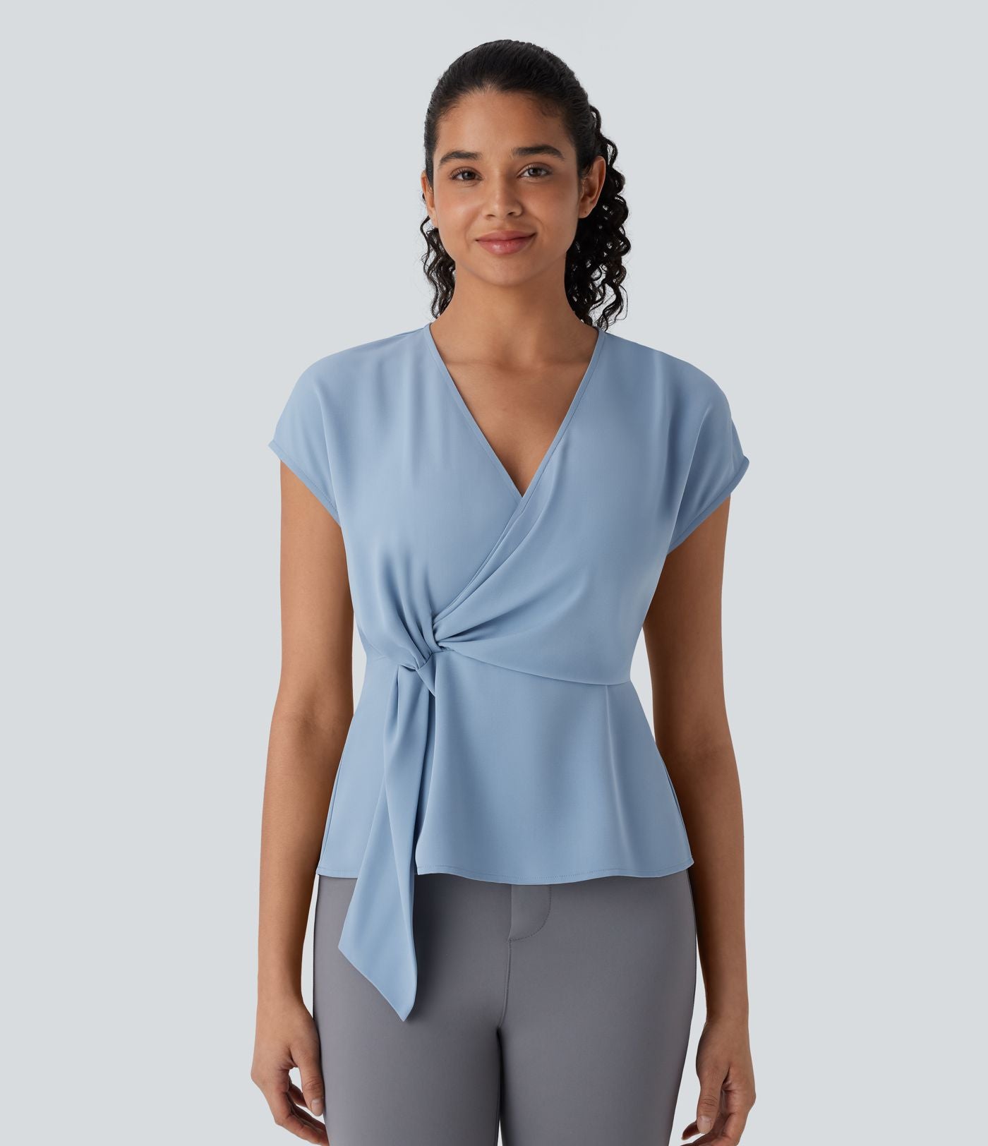 Blouse portefeuille à col en V, manches courtes et fronces pour le bureau