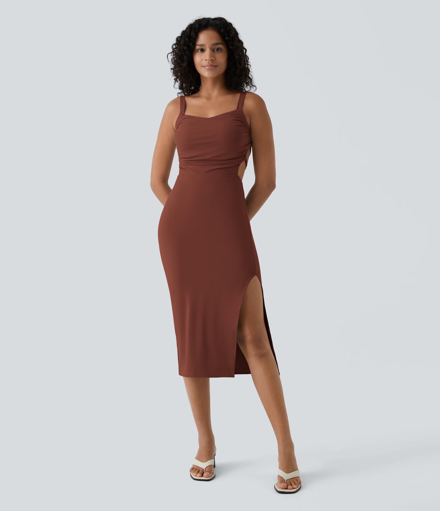 Robe midi laquée fendue, brassière intégrée, dos nu croisé