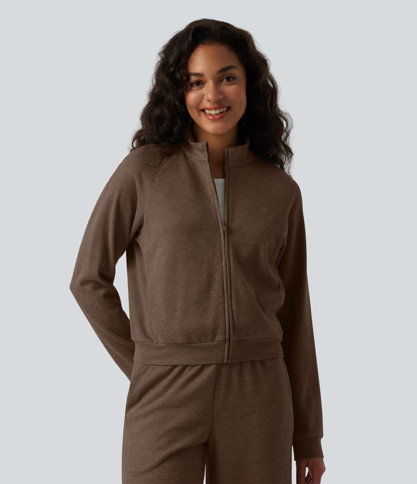 Veste casual côtelée à col montant, manches longues et fermeture zippée avec poches