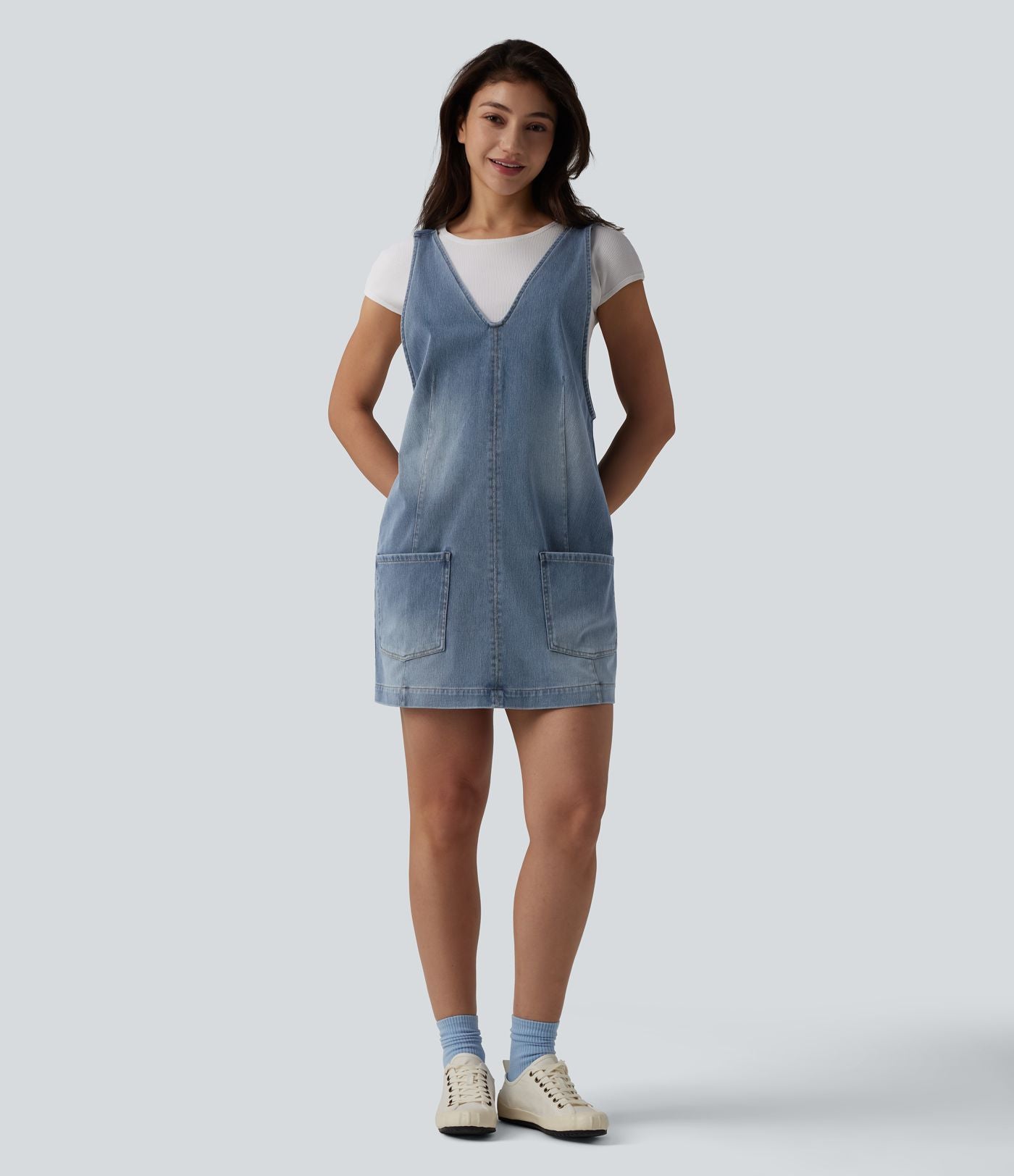 Robe mini décontractée Halara Flex™ col V en denim délavé avec poches