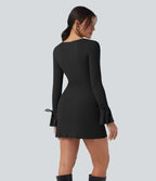 Robe courte col carré à lacets et manches à volants