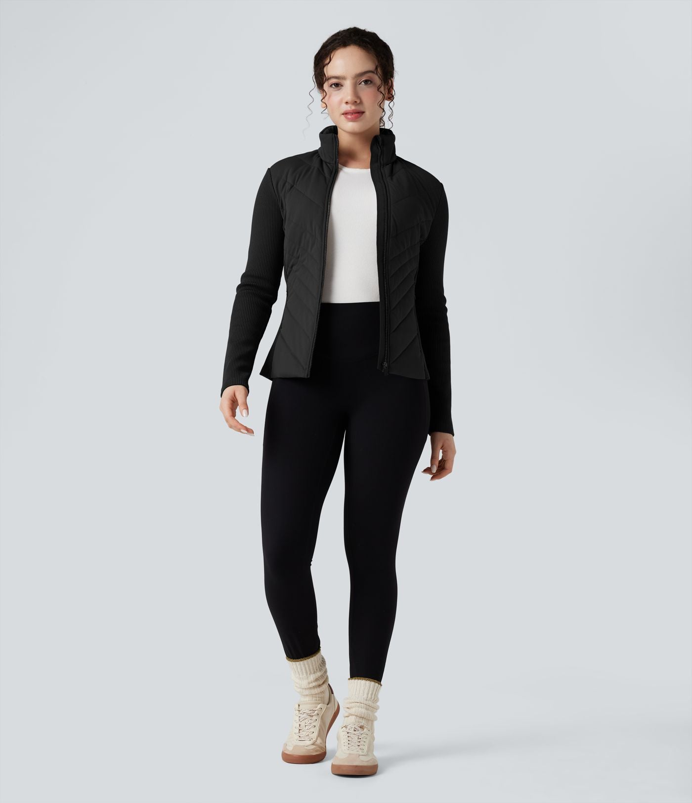 Veste matelassée décontractée à col montant et coupe ajustée, côtelée et contrastée, avec poches