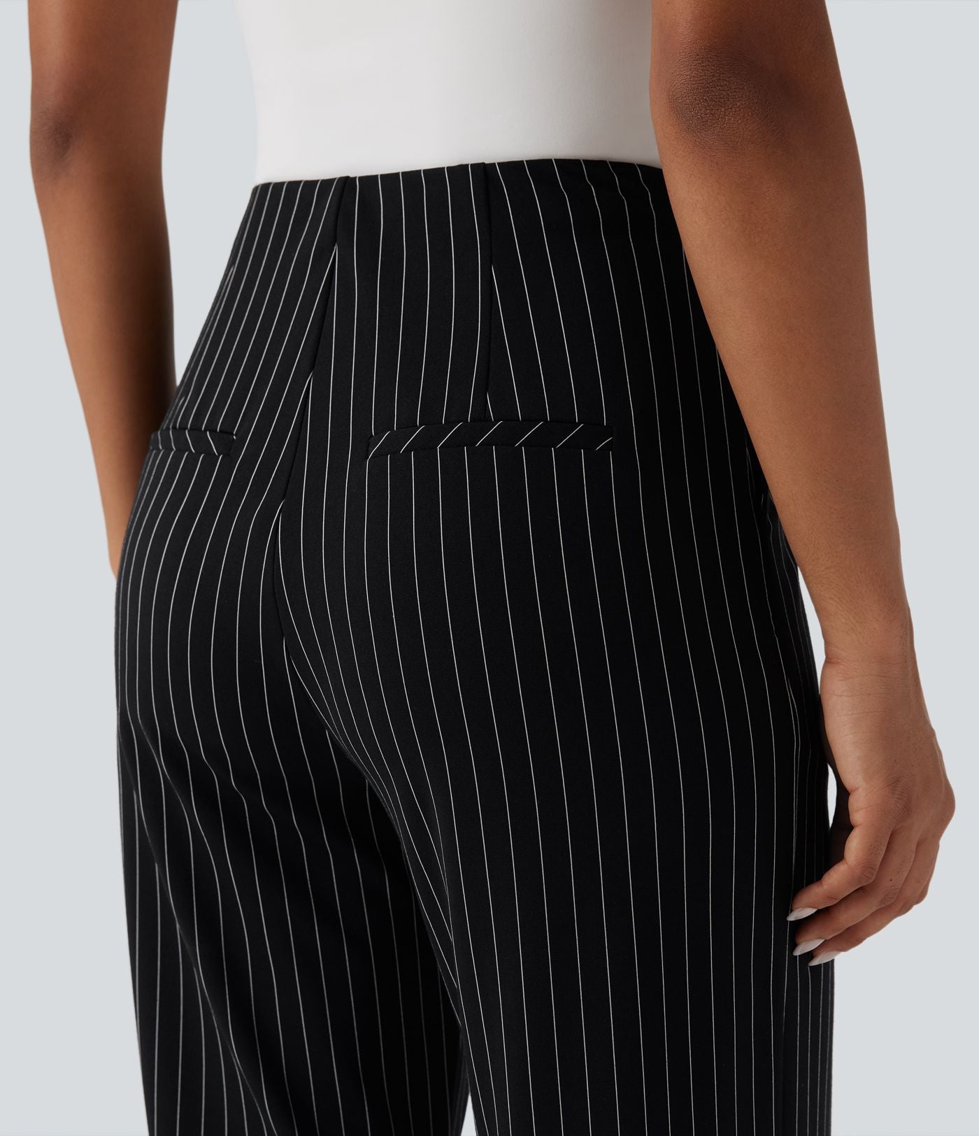 Pantalon tailleur rayé taille haute jambe droite avec poches