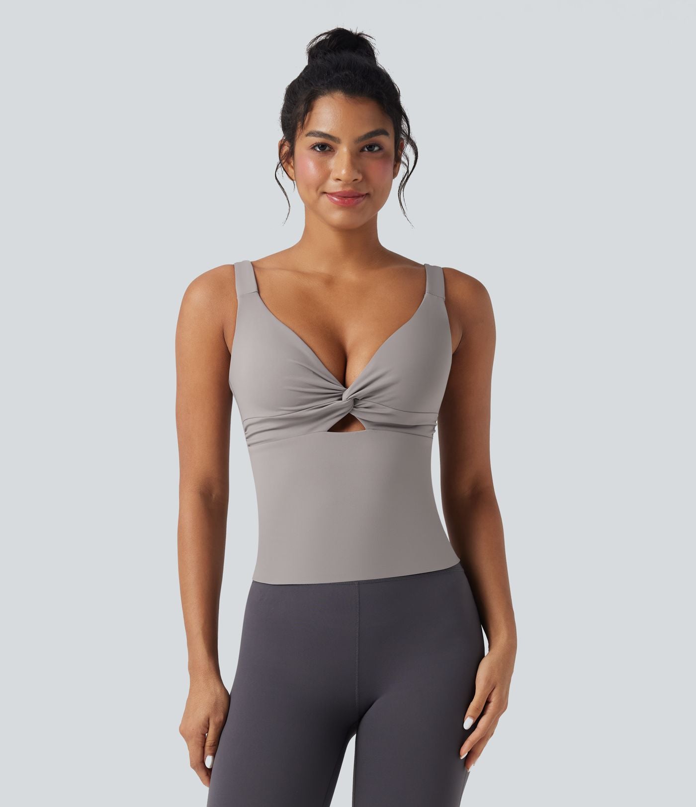 Débardeur de yoga SoftlyZero™ aéré torsadé à découpes - longueur étendue - UPF50+