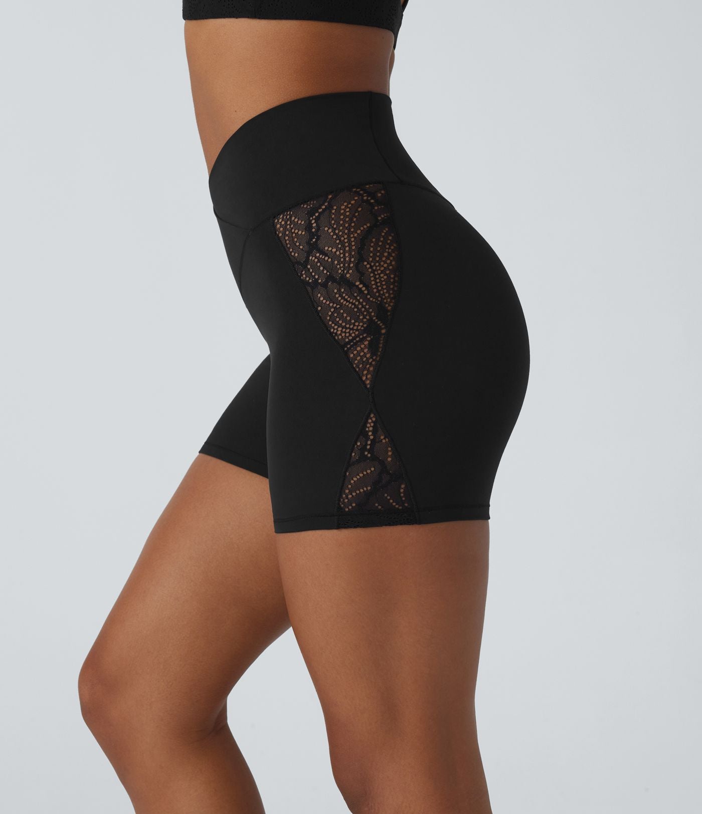 Softlyzero™ Short cycliste yoga taille haute croisé avec dentelle contrastée et poche arrière 12,5 cm - UPF50+