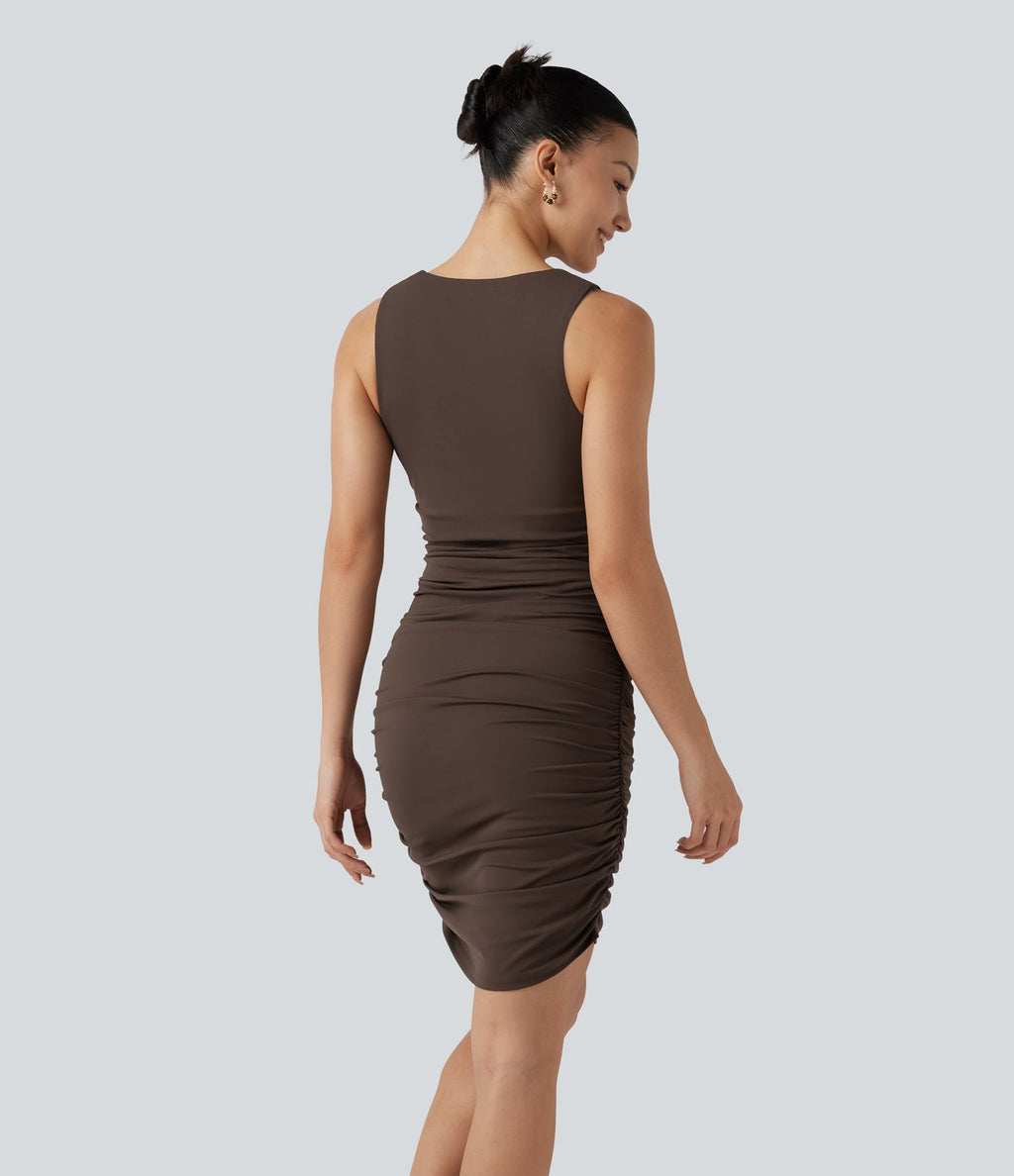 Robe moulante SoftlyZero™ Airy à col rond, sans manches, détails froncés, coussinets amovibles et short gainant amovible