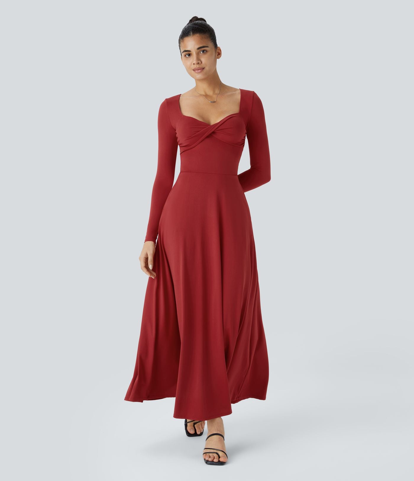 Robe longue de villégiature fluide et évasée à col cœur, manches longues, effet torsadé et poches latérales