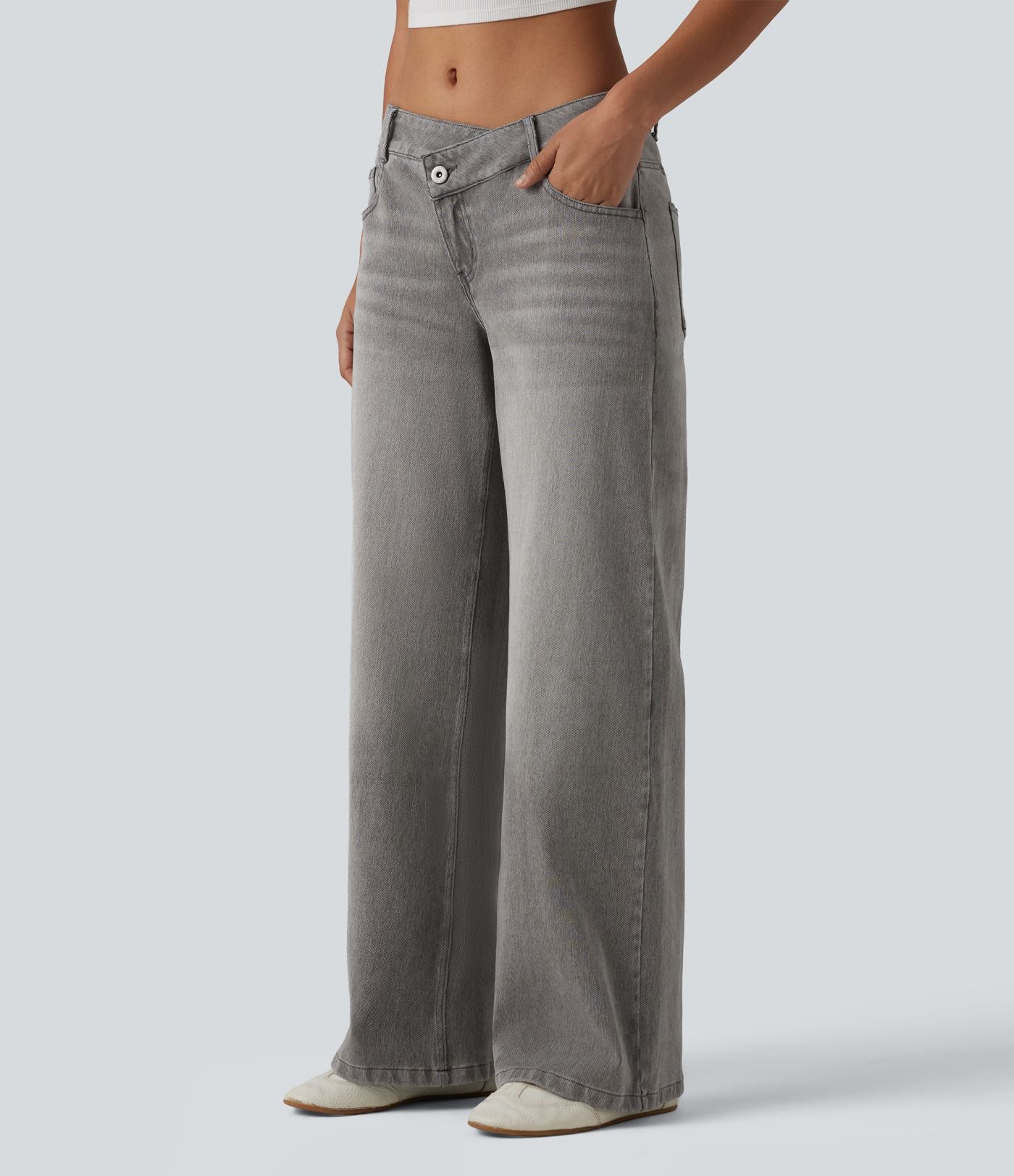 Halara Flex™ Jean large asymétrique taille basse avec bouton, fermeture éclair et poches multiples, délavé et extensible en maille
