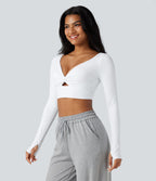 Haut de sport yoga SoftlyZero™ Airy court col V découpes torsadé effet frais InstantCool manches longues avec passe-pouces, protection solaire UPF50+