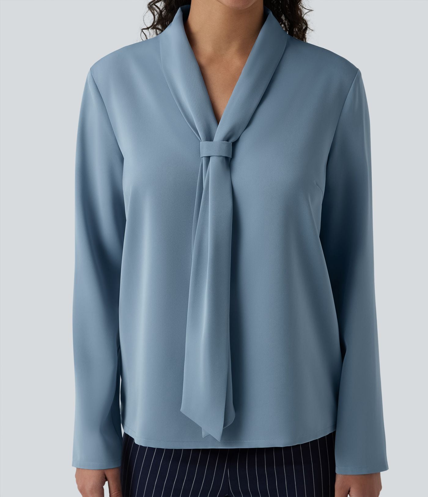 Blouse esprit bureau défroissage facile, col V, manches longues et lien à nouer