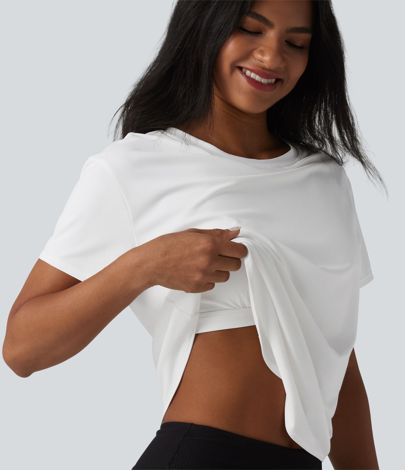 T-shirt décontracté à col rond, manches courtes, soutien-gorge intégré et ourlet arrondi