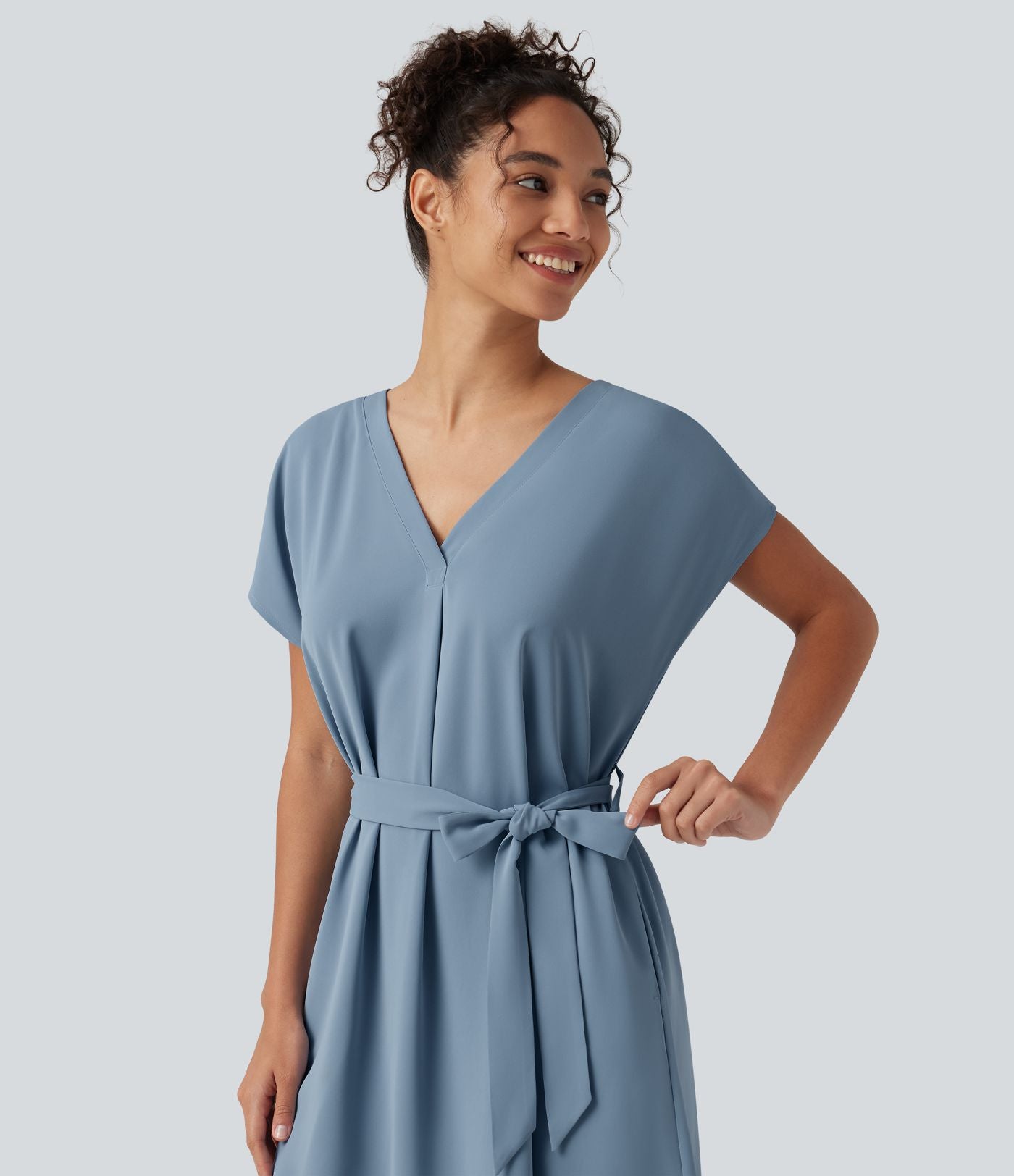 Robe mini esprit bureau défroissage facile, col V, ceinture, manches chauve-souris et poches