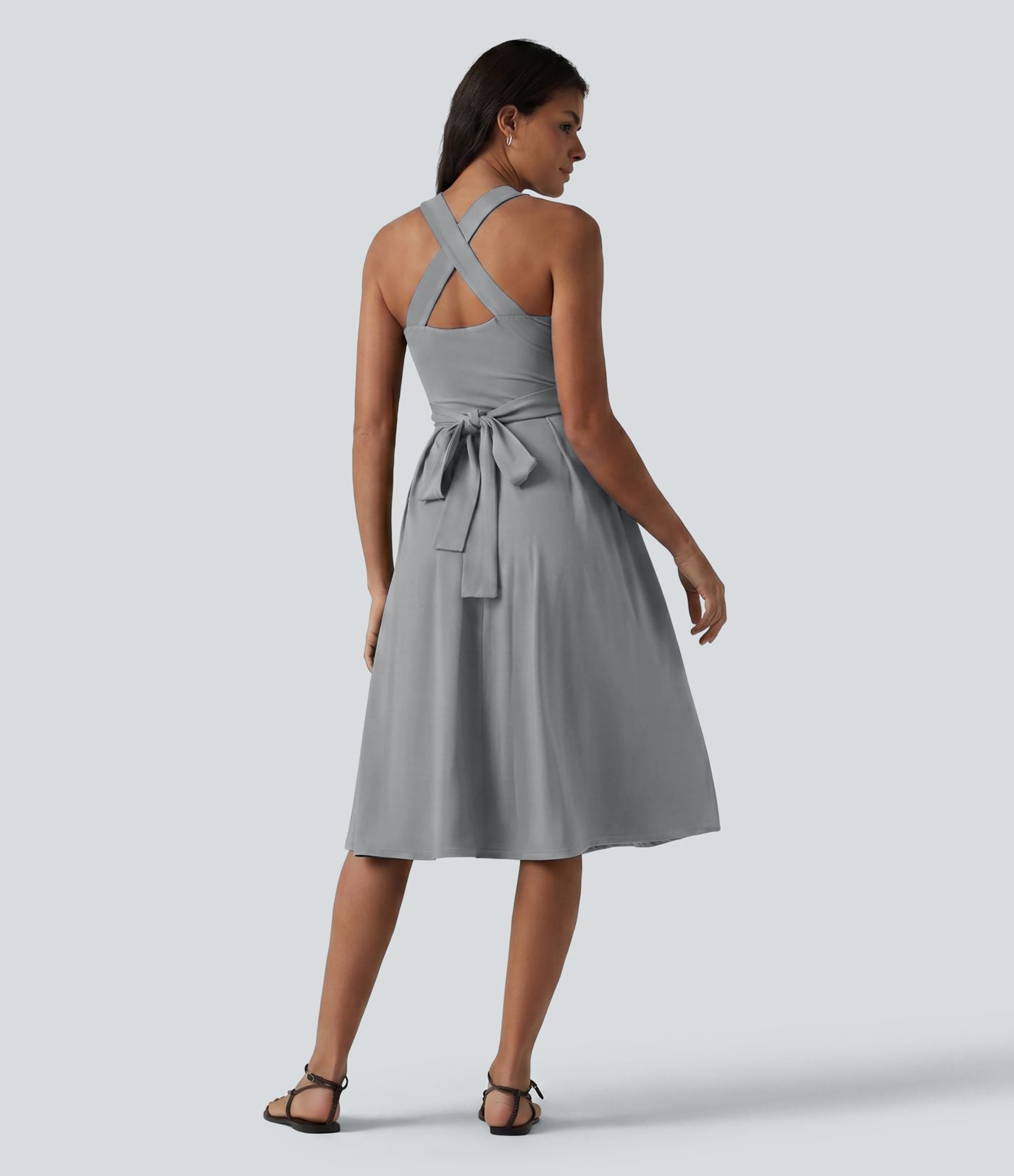 Robe midi fluide sans manches décolleté cœur avec bretelles croisées, nœud dans le dos et poches