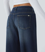 Halara Flex™ Jean large asymétrique taille basse avec bouton, fermeture éclair et poches multiples, délavé et extensible en maille