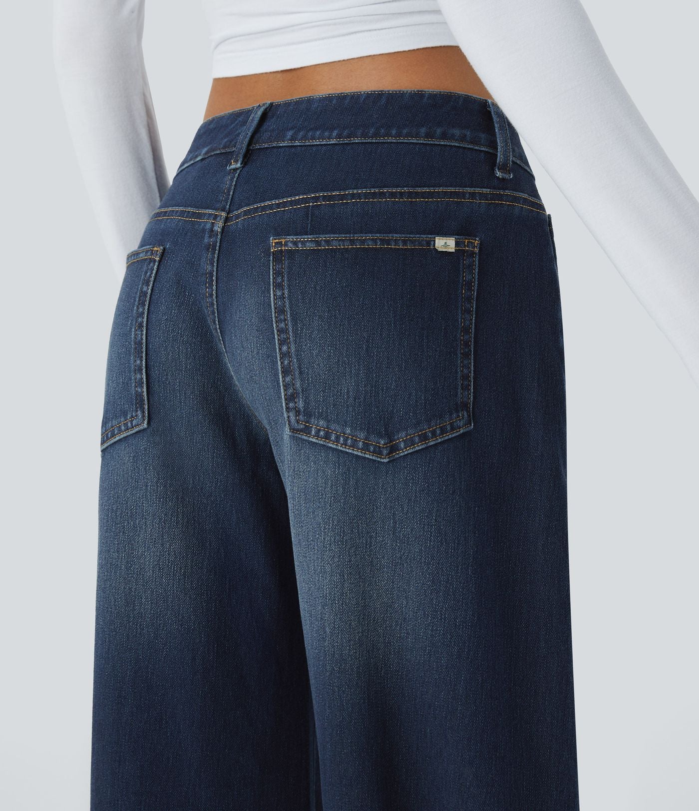 Halara Flex™ Jean large asymétrique taille basse avec bouton, fermeture éclair et poches multiples, délavé et extensible en maille