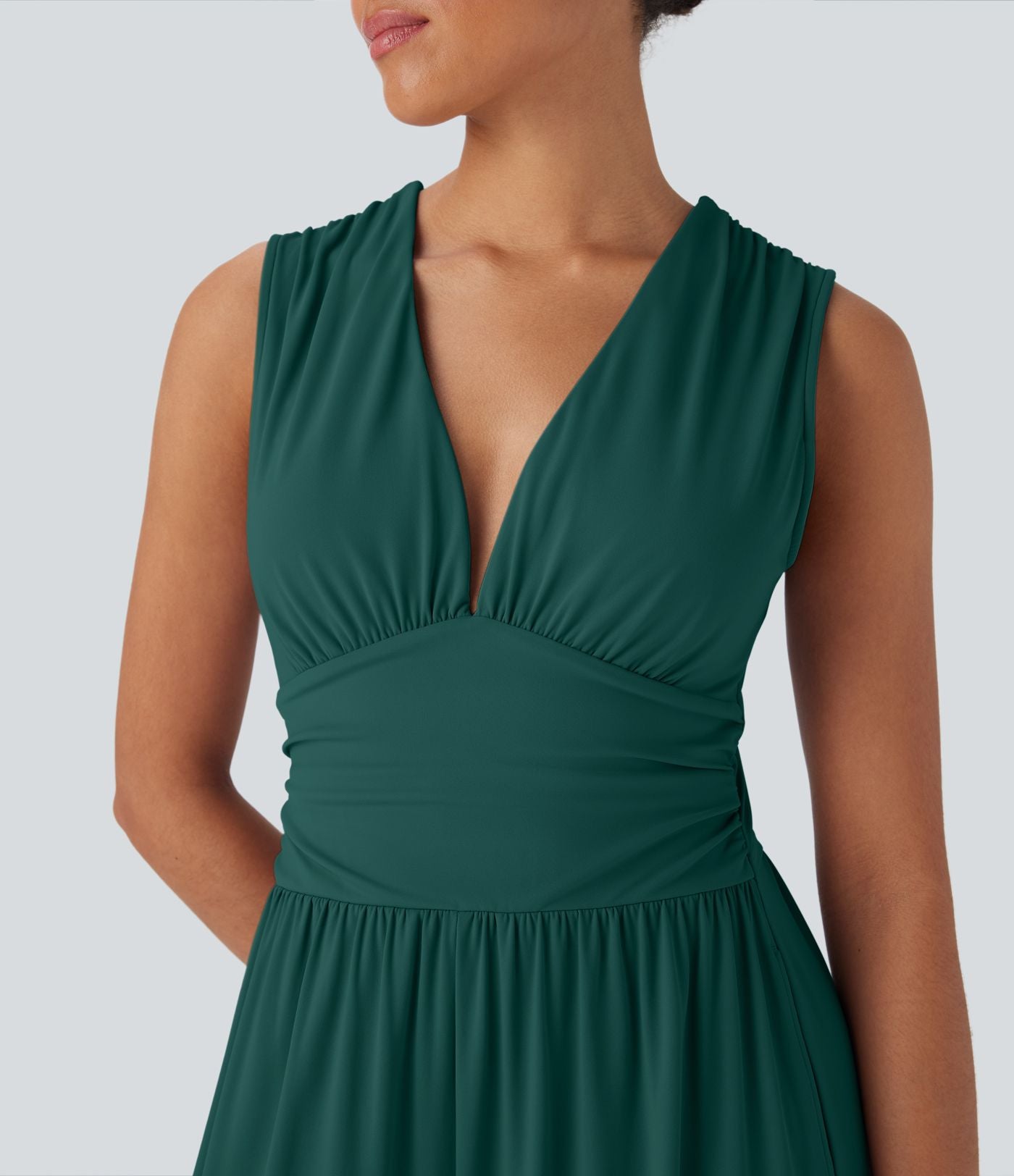 Combinaison décontractée SoftlyZero™ Airy à effet frais InstantCool à col V sans manches avec fronces, poches latérales et zip invisible, accès facile Easy Peasy