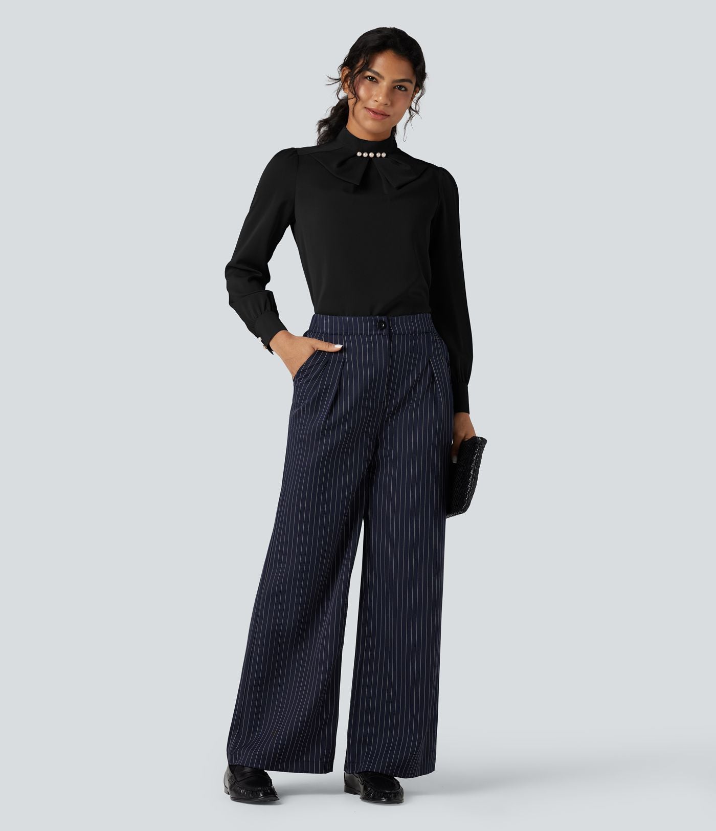Chemise esprit bureau défroissage facile avec col lavallière, manches longues bouffantes et zip invisible au dos