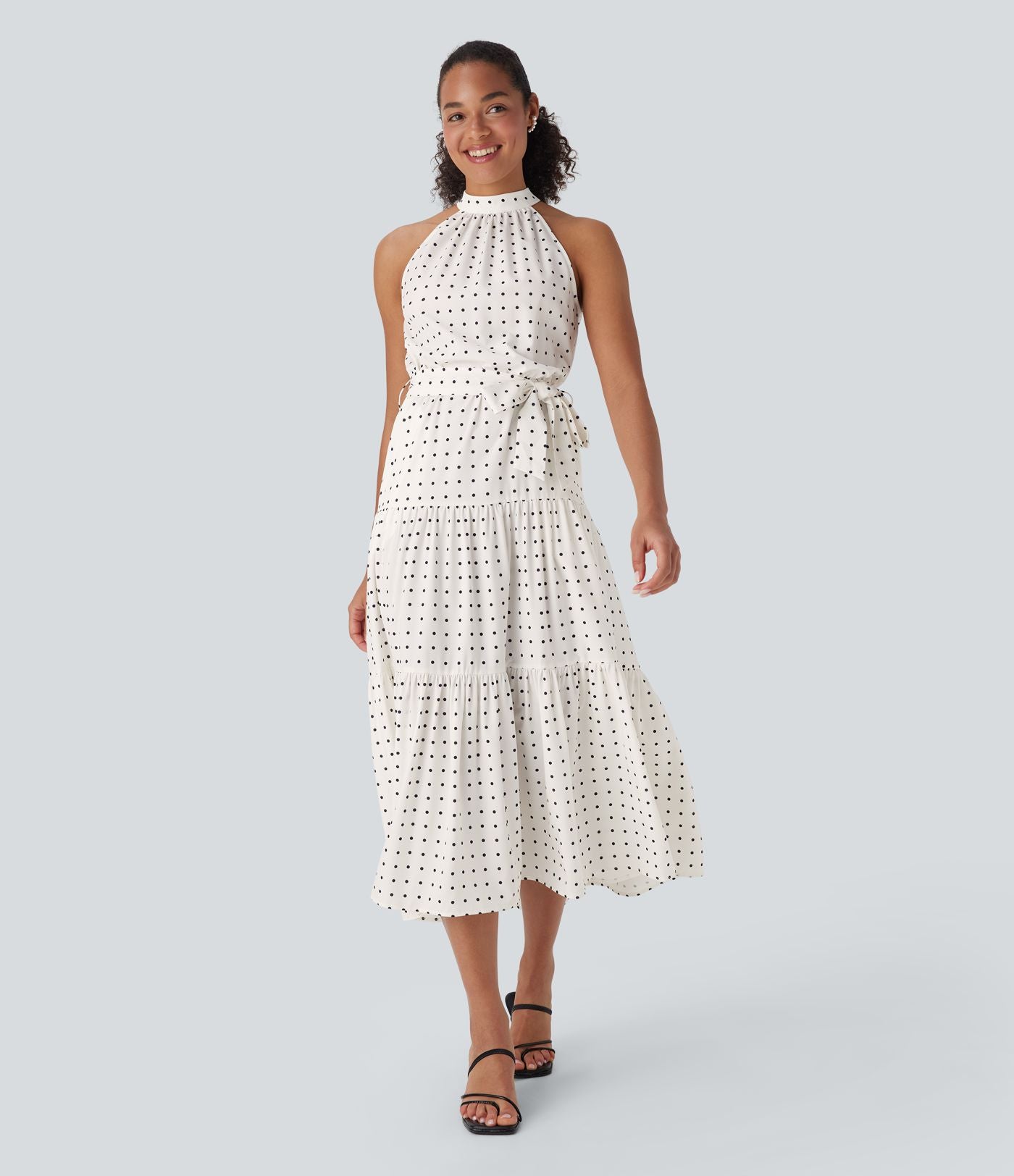 Robe mi-longue fluide de vacances à pois avec col licou, découpe dos, ceinture et poches latérales