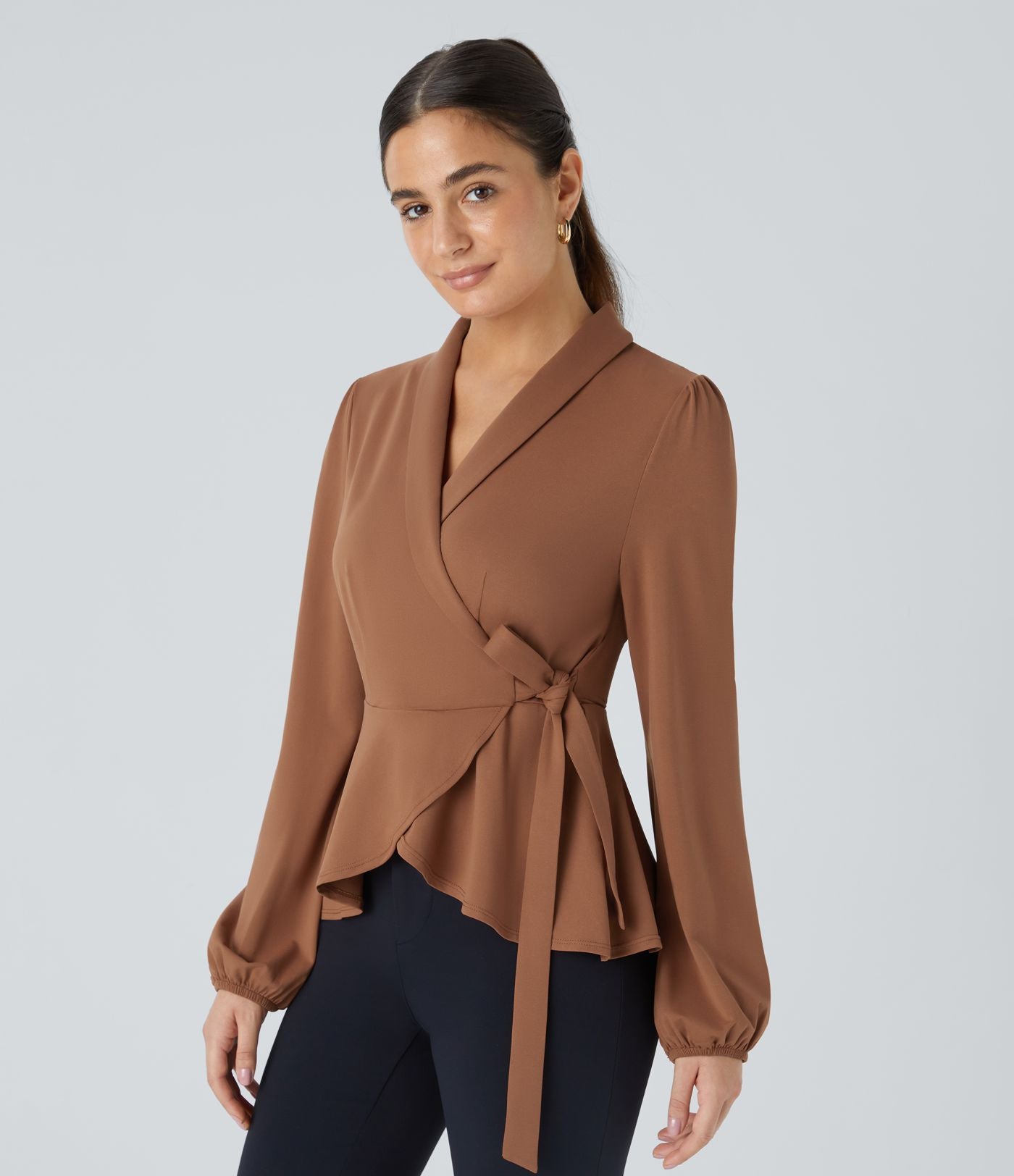 Blouse de travail à col châle, effet cache-cœur, lien sur le côté et ourlet à volants