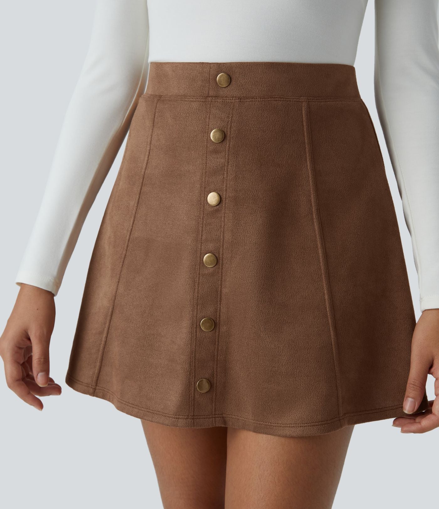 Jupe-short décontractée 2-en-1 en suédine taille haute, boutons décoratifs et coupe évasée
