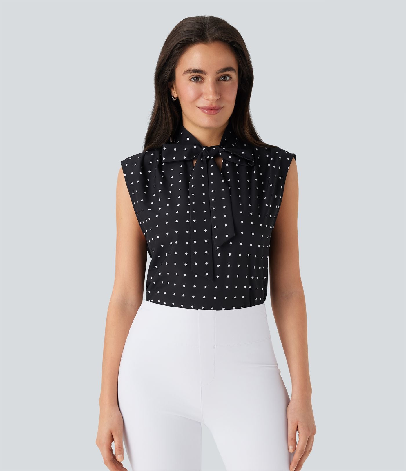 Chemise de travail sans manches à pois avec nœud devant