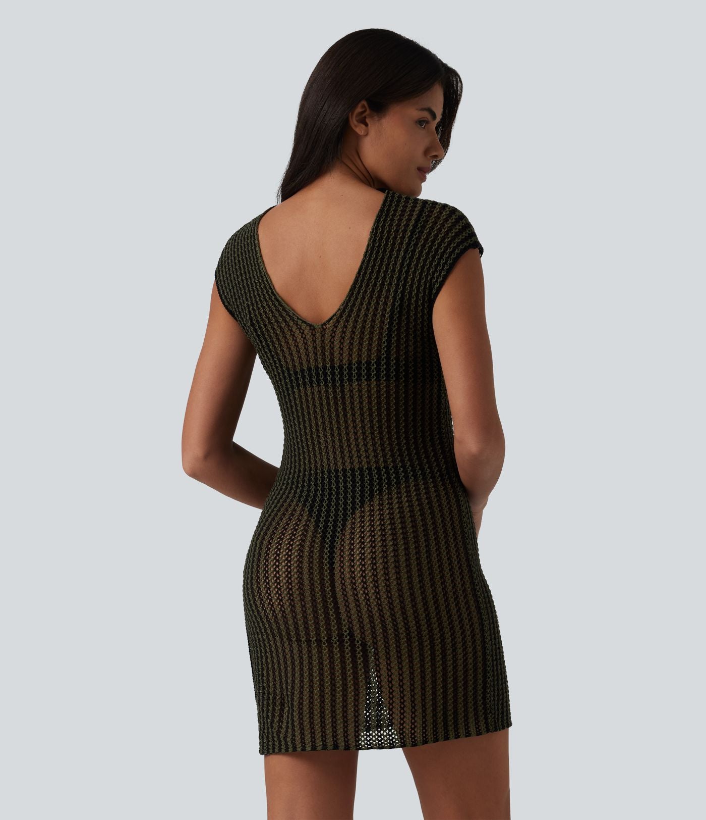 Robe de plage courte ajourée col V manches chauve-souris avec fente