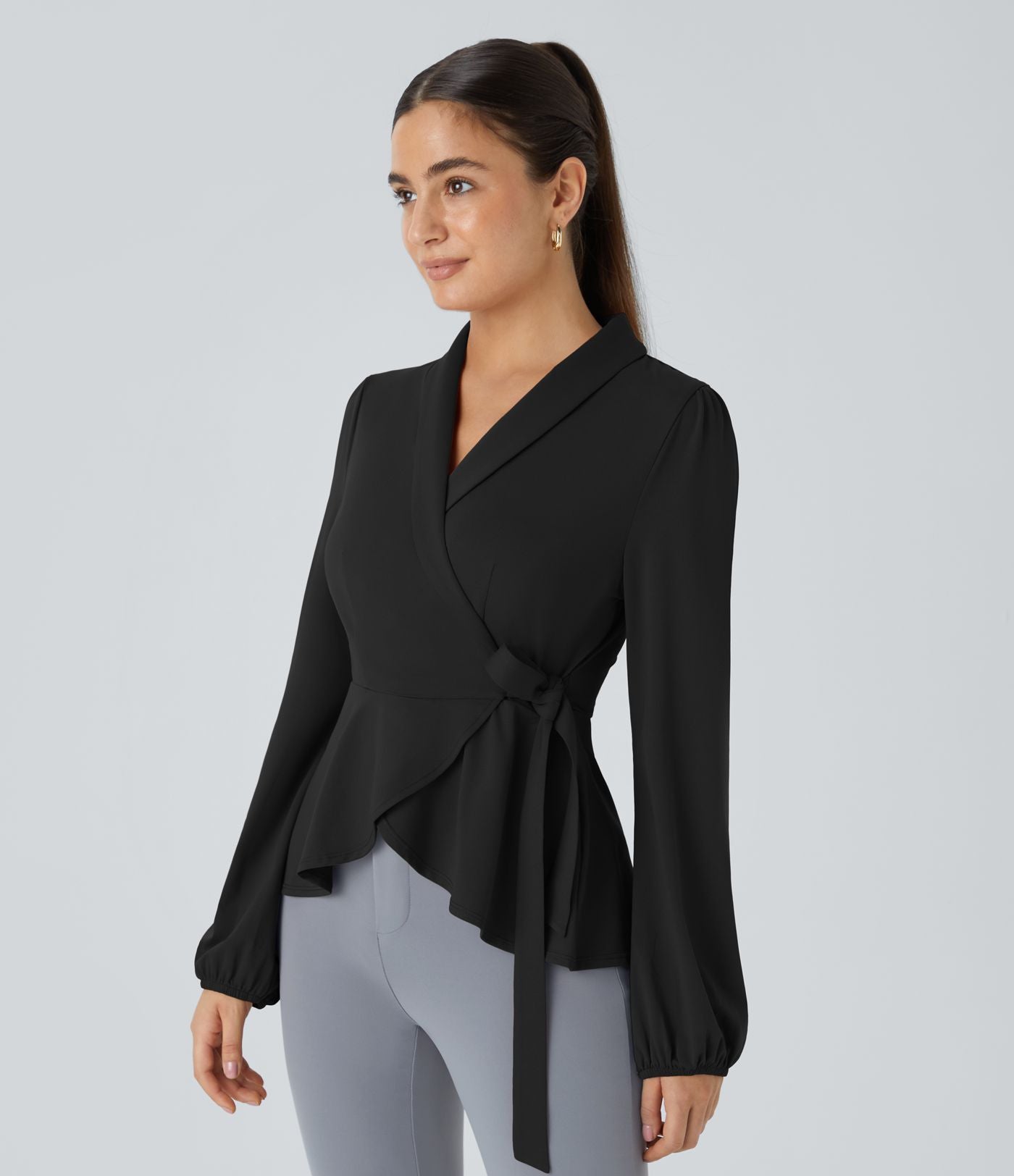 Blouse de travail à col châle, effet cache-cœur, lien sur le côté et ourlet à volants