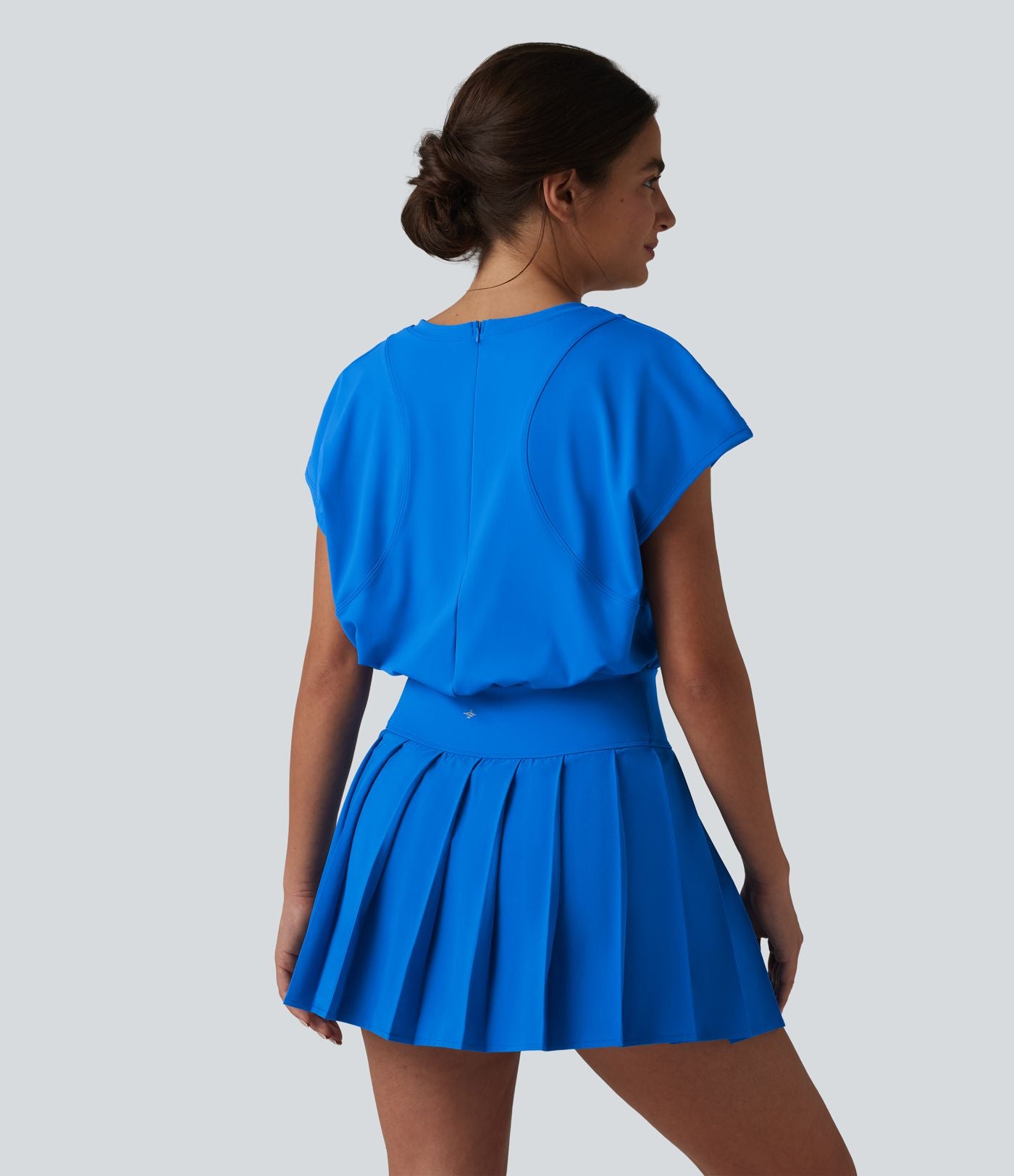 Robe sport de tennis mini 2-en-1 à col V, manches courtes et ourlet plissé avec fermeture éclair invisible et poches