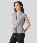 Chemise tailleur sans manches col V avec braguette boutonnée et cordon